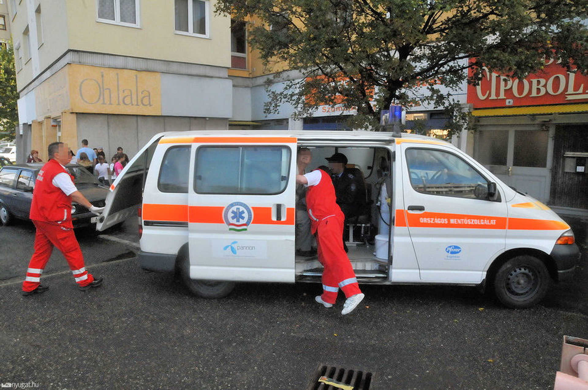 Megbilincselve ültették a mentőautóba