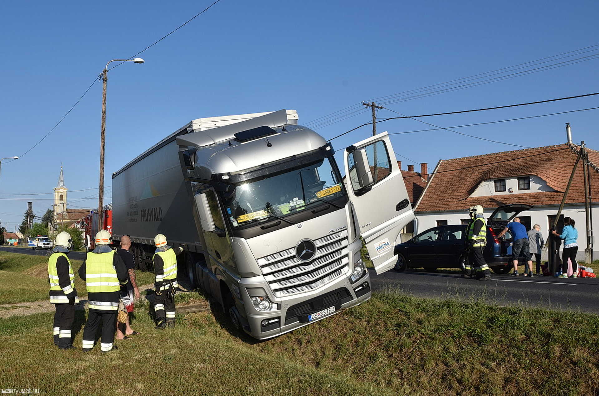 Elaludt a lengyel sofőr, a kamionos mentette meg az életét Vámoscsaládnál