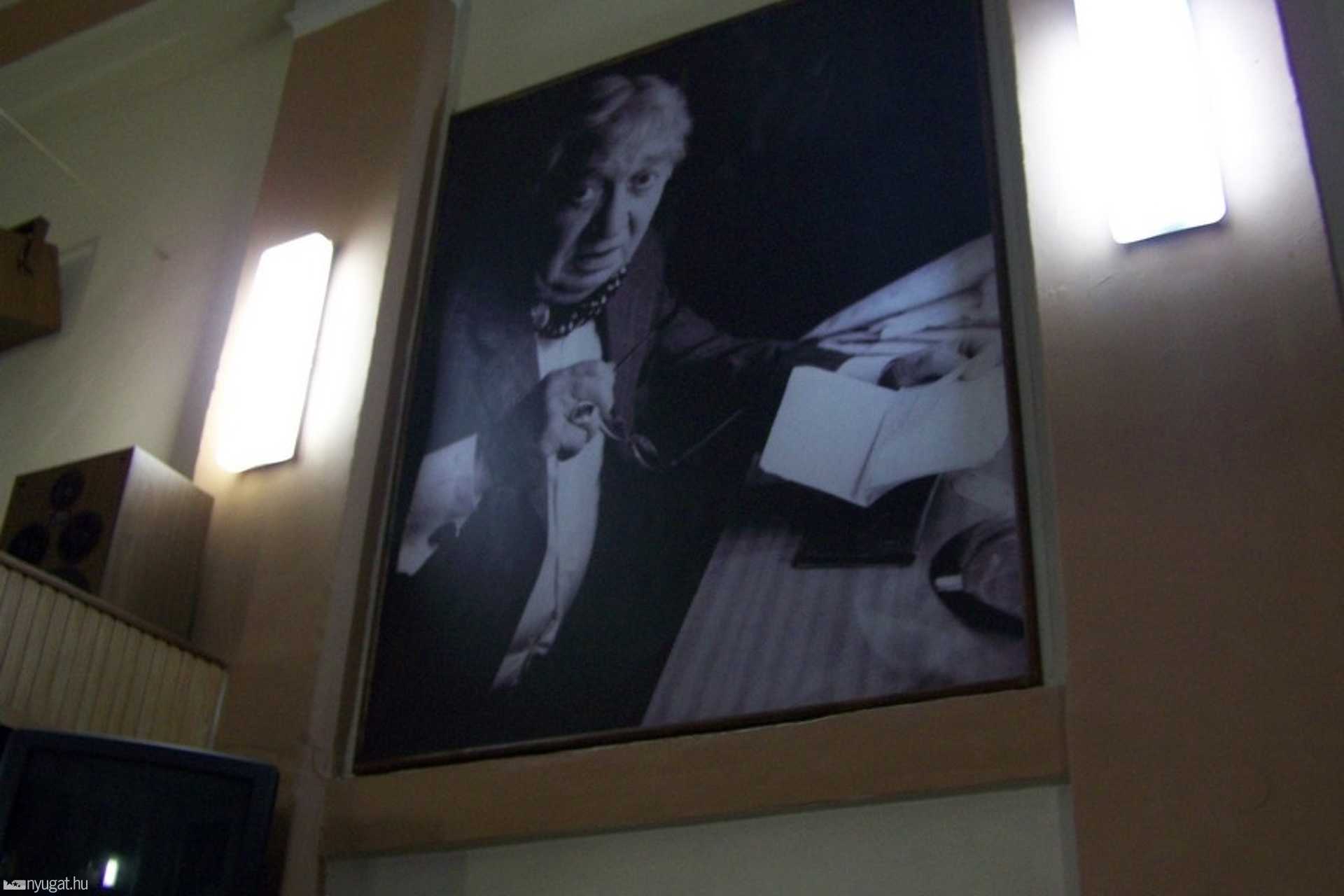 A névadó fotója az előtérben