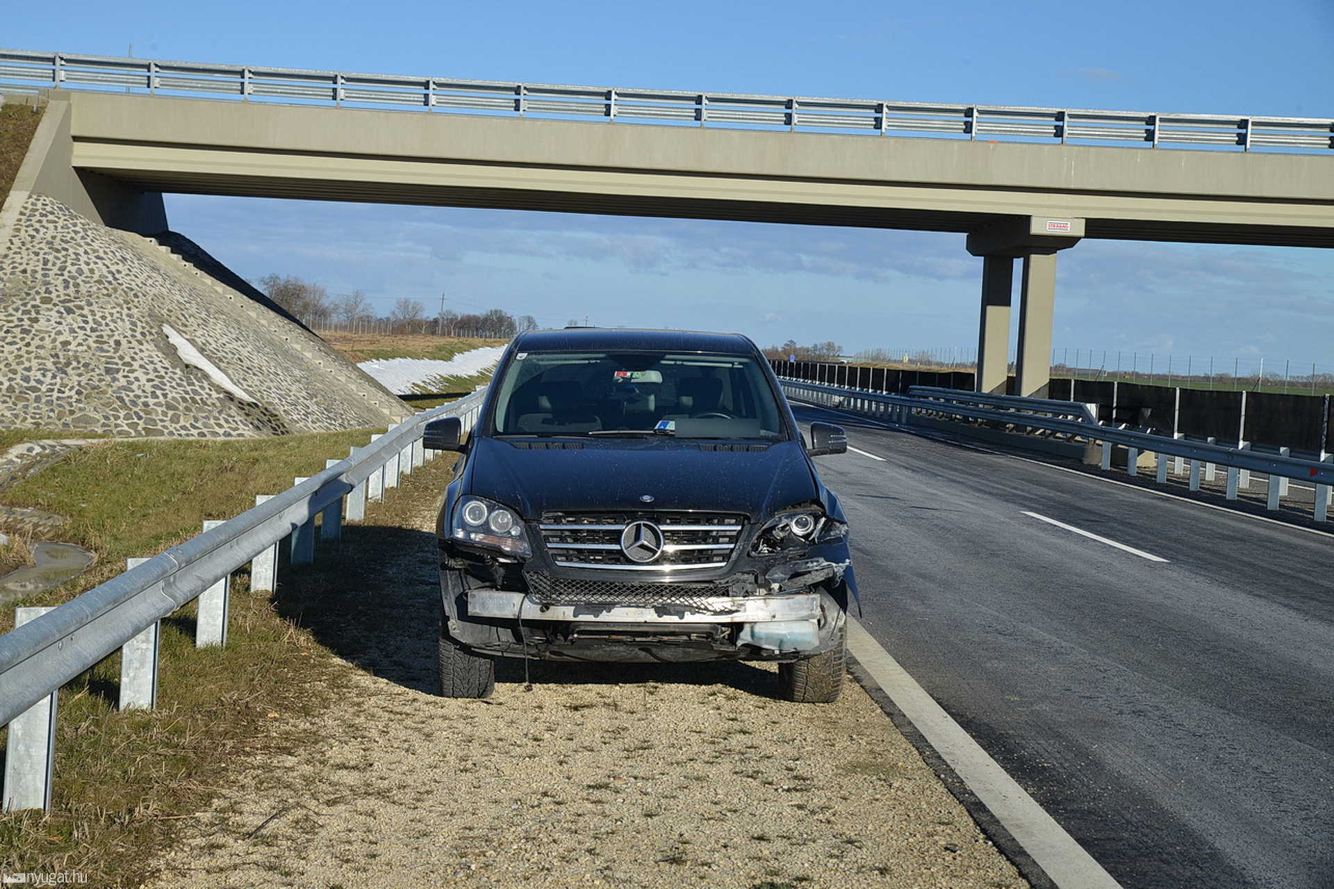 Trélerbaleset az M86-oson