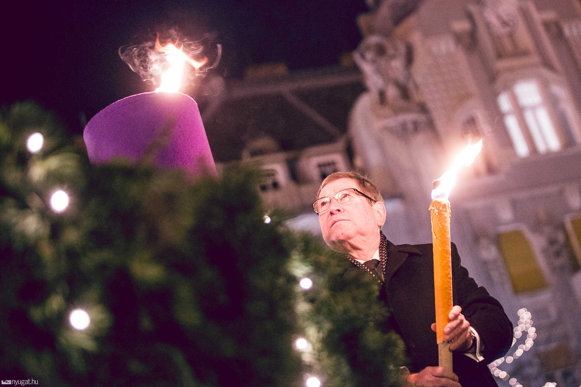 Advent első gyertyagyújtása a Fő téren