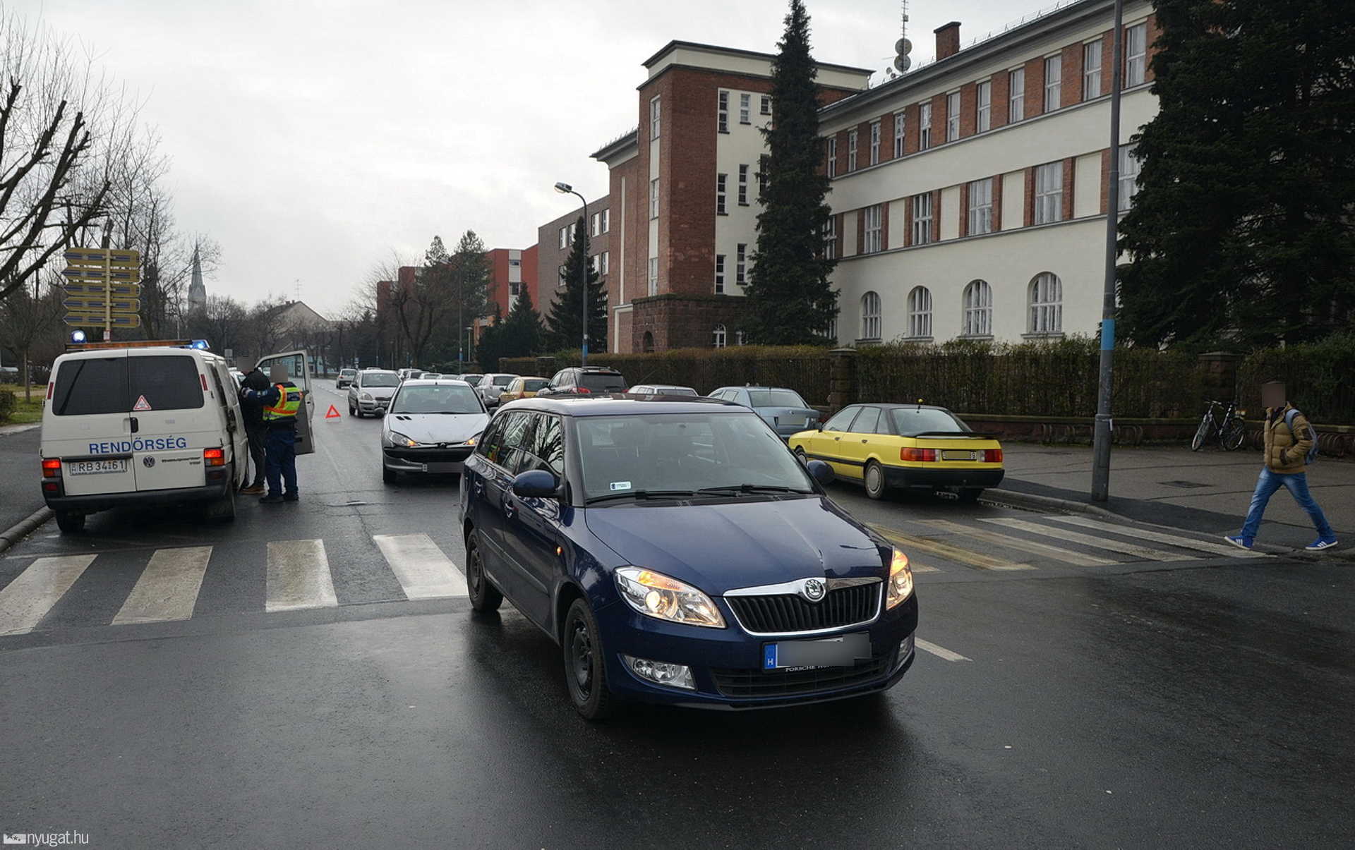 Gyalogátkelőnél álló autóba hajtott egy Peugeot Szombathelyen