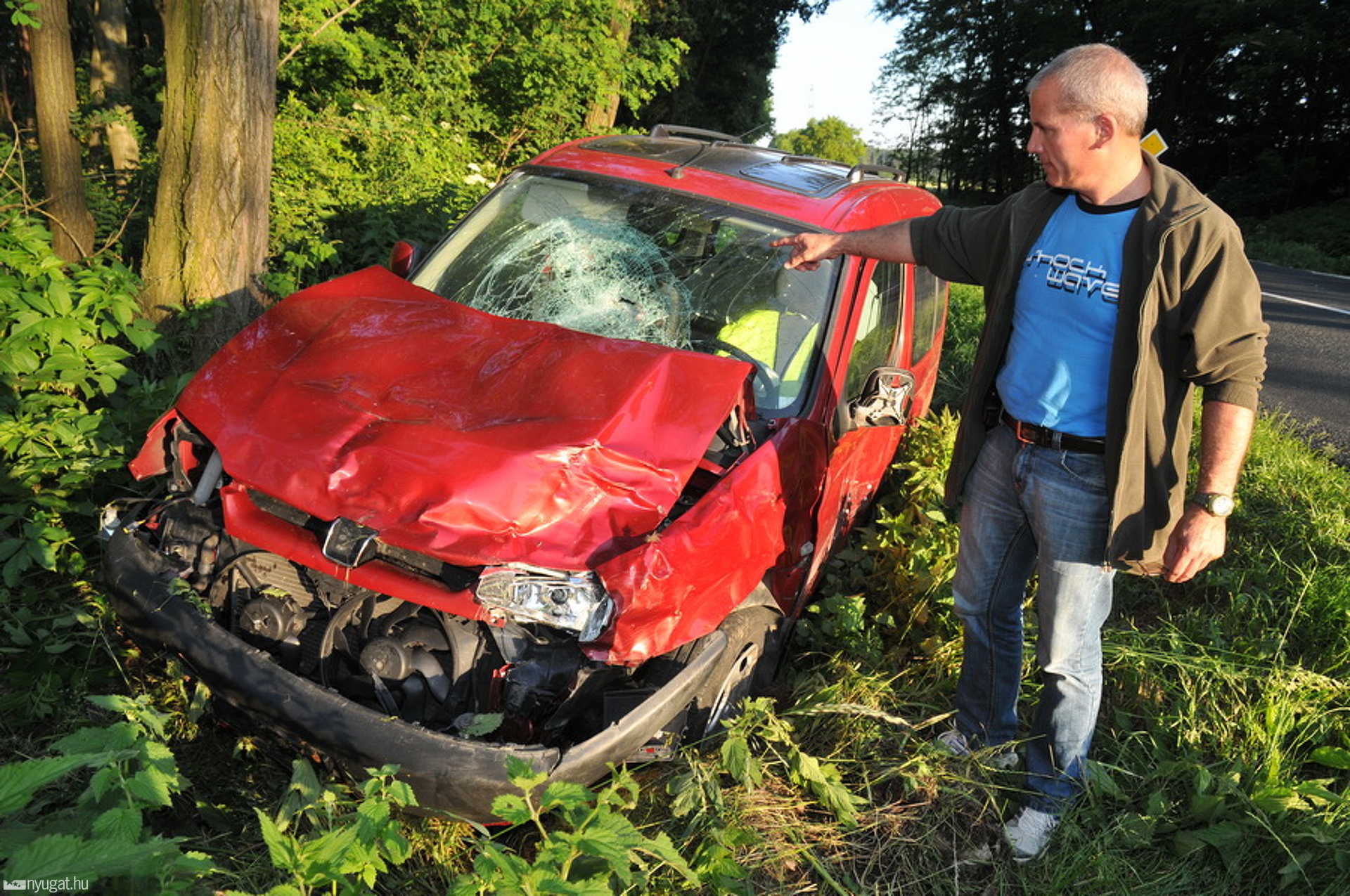 A sofőr sérülés nélkül megúszta, autója totálkáros lett