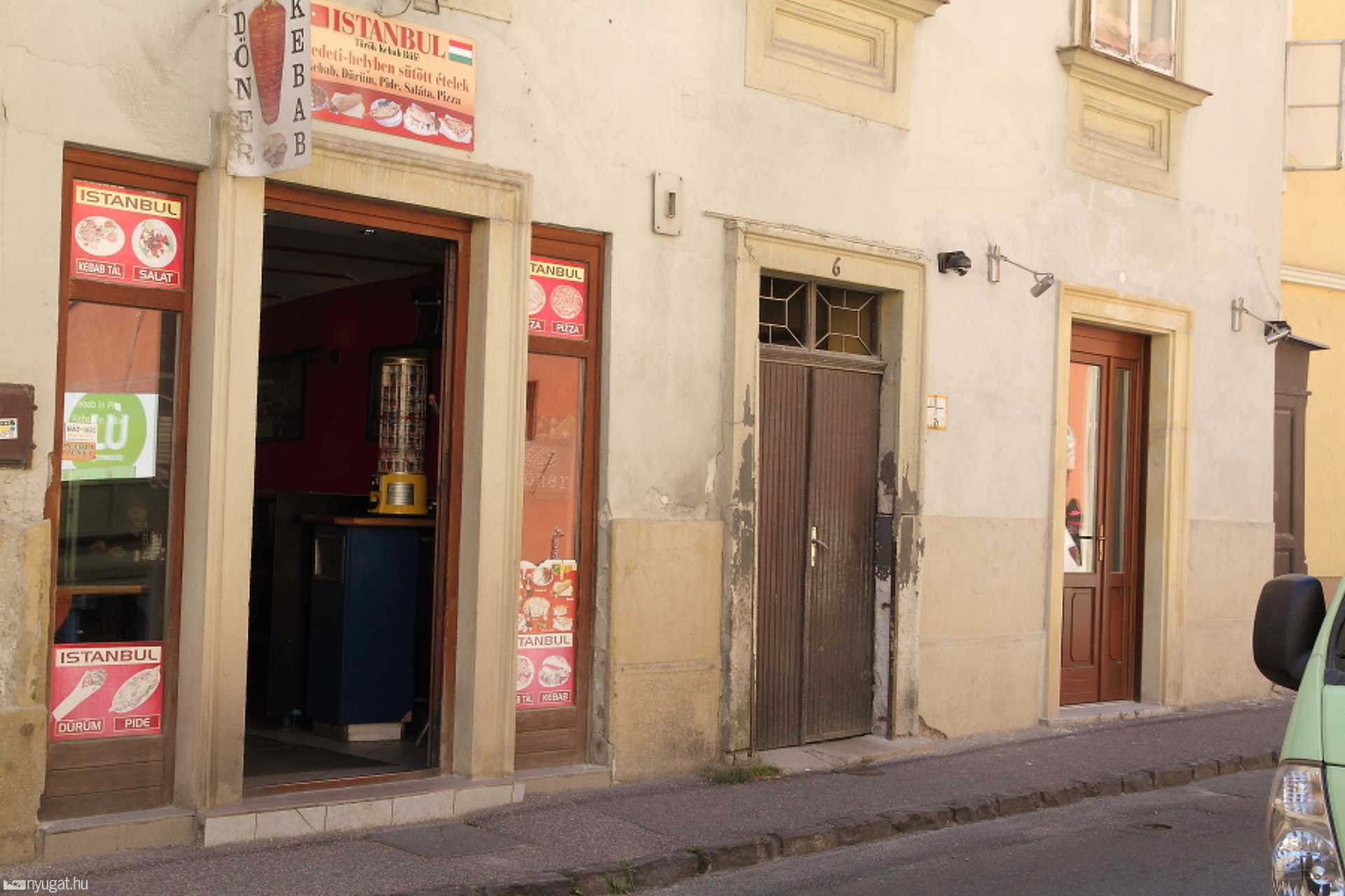 Rálőttek egy kebabos ajtajára Sopronban