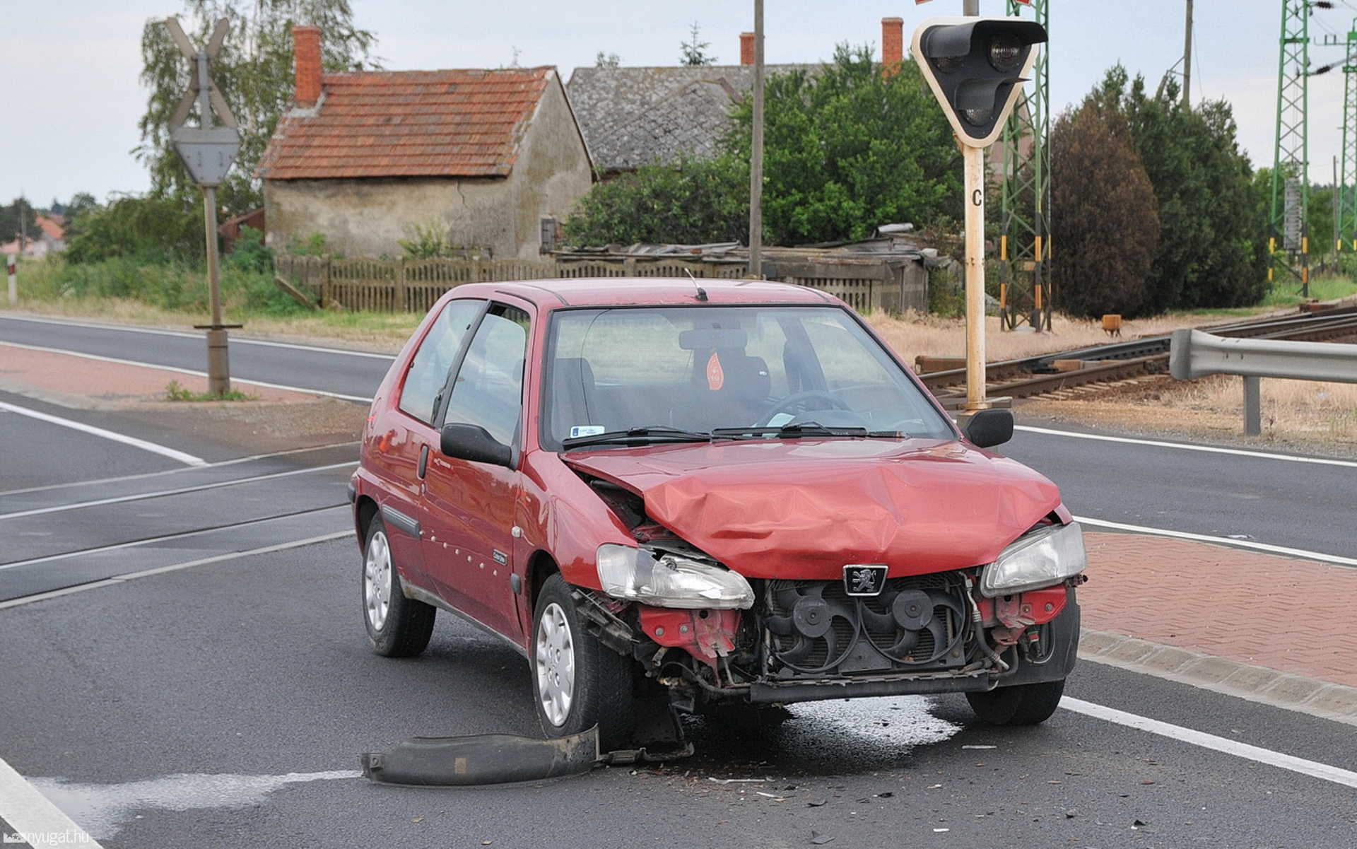 Úthiba miatt lassító autóba szaladt a Peugeot