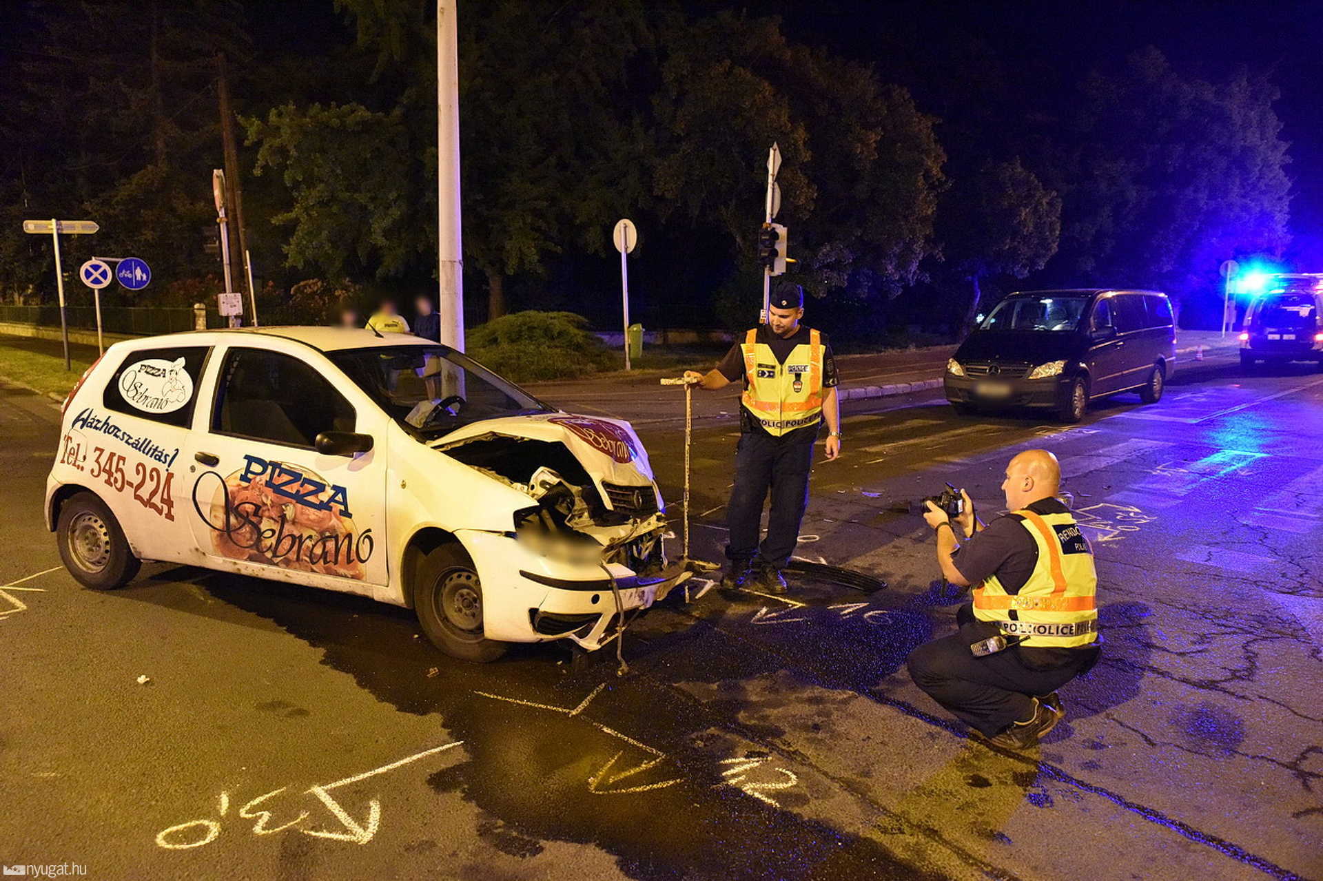 Pizzafutár elé hajtott egy Mercedes kisbusz Szombathelyen