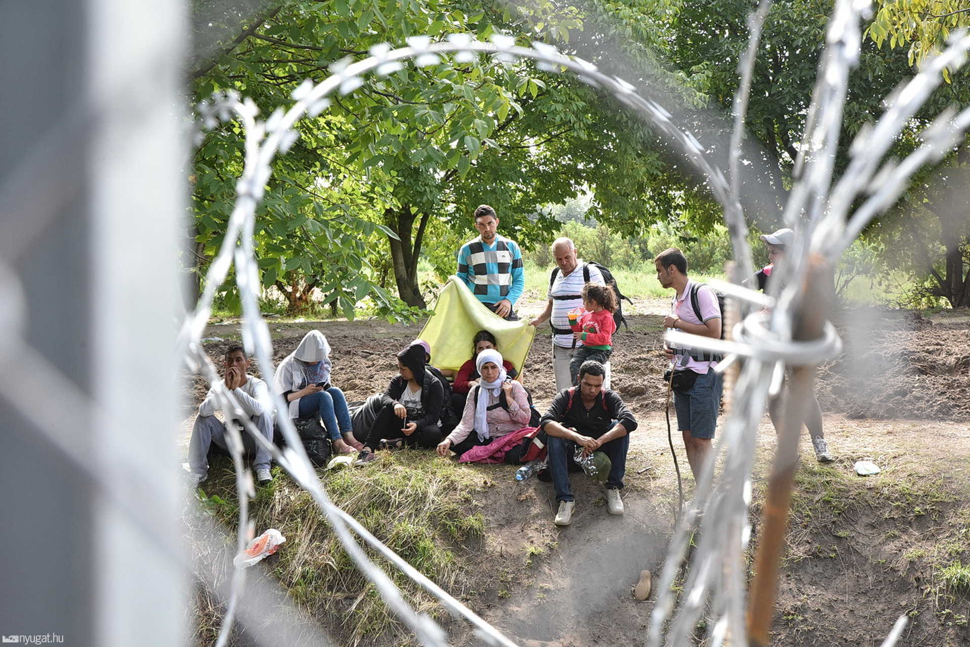 A válsághelyzet kihirdetésekor, a határ magyar oldalán, Röszkénél - 2015.09.15.
