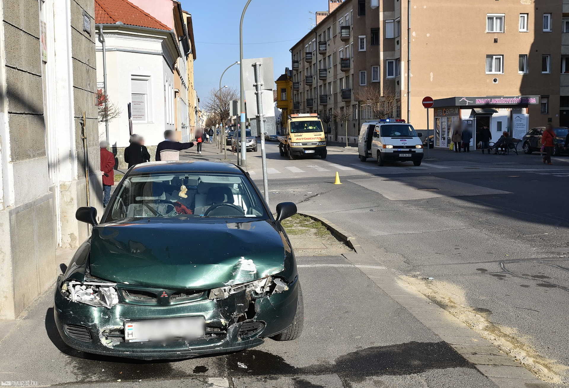 Mitsubishi elé hajtott a VW Szombathely belvárosában