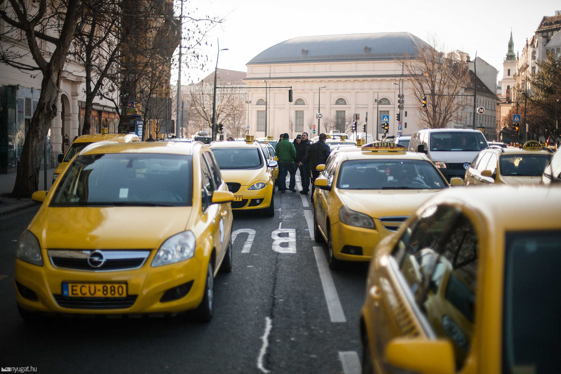 Taxisok tüntettek az Uber ellen Budapesten