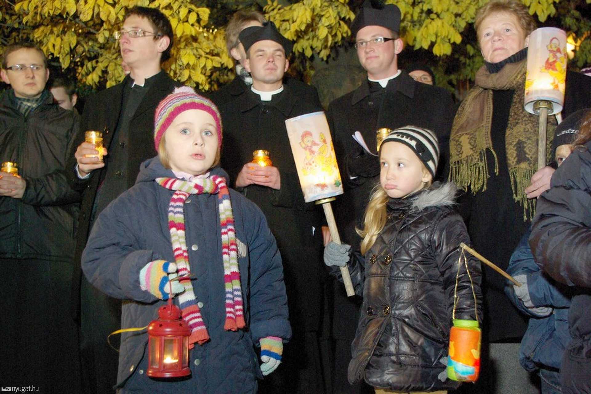 Lampionos felvonulás és koszorúzás