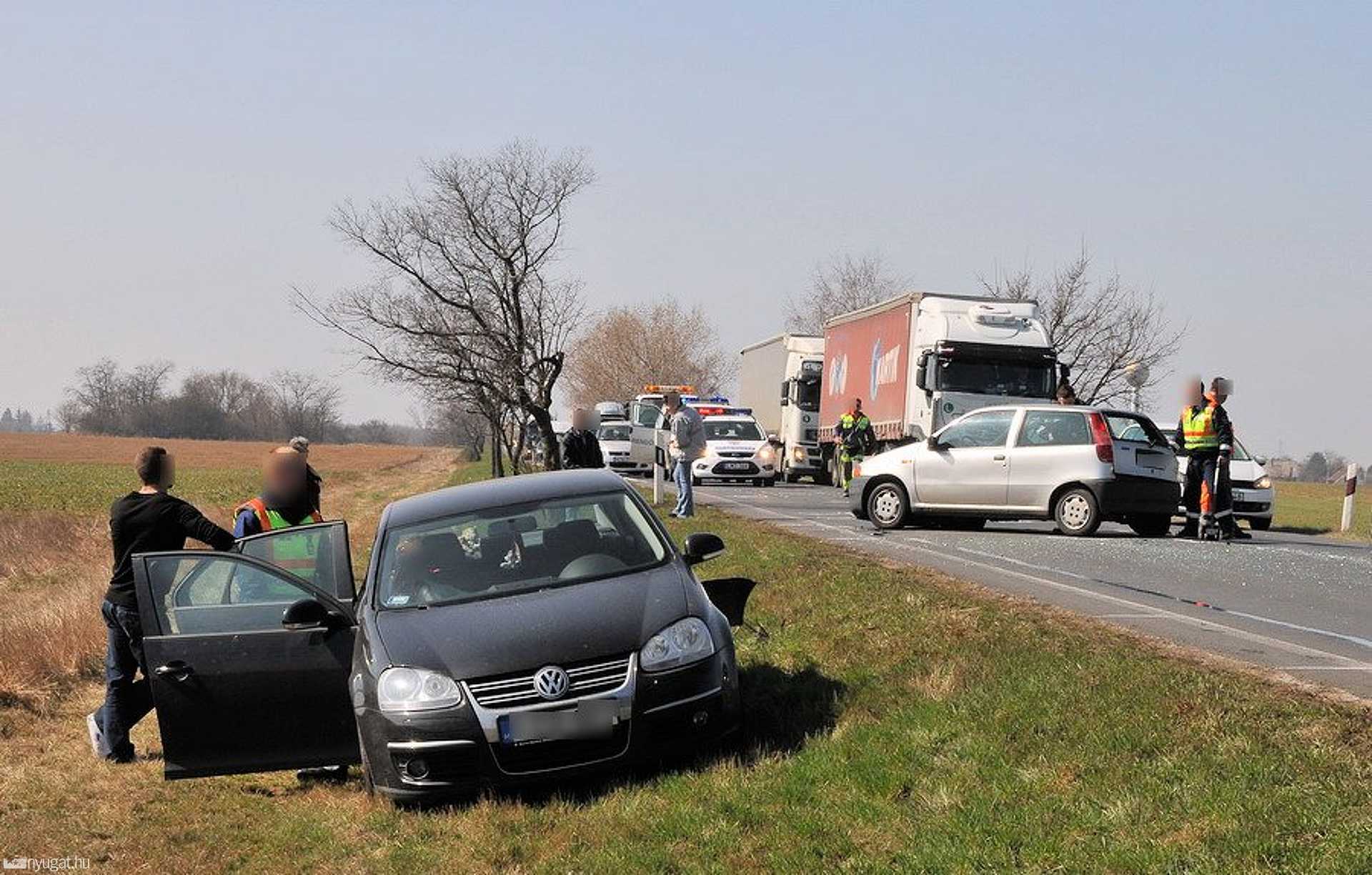 Váratlanul megálló VW okozott balesetet a 86-os főúton