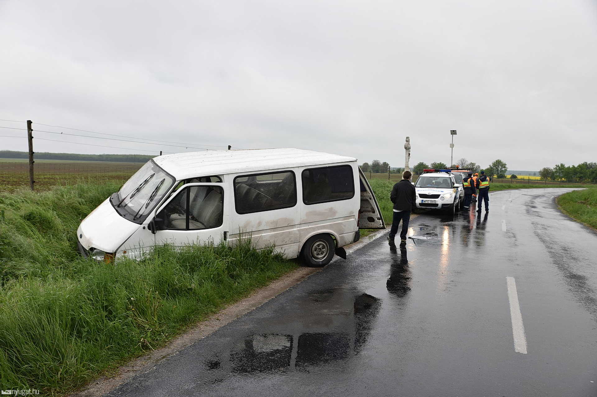 Árokba csapódott a Ford Transit Nyőgér közelében