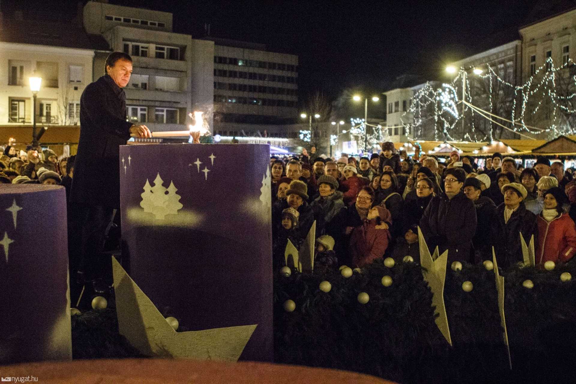 Adventi gyertyagyújtás a Fő téren