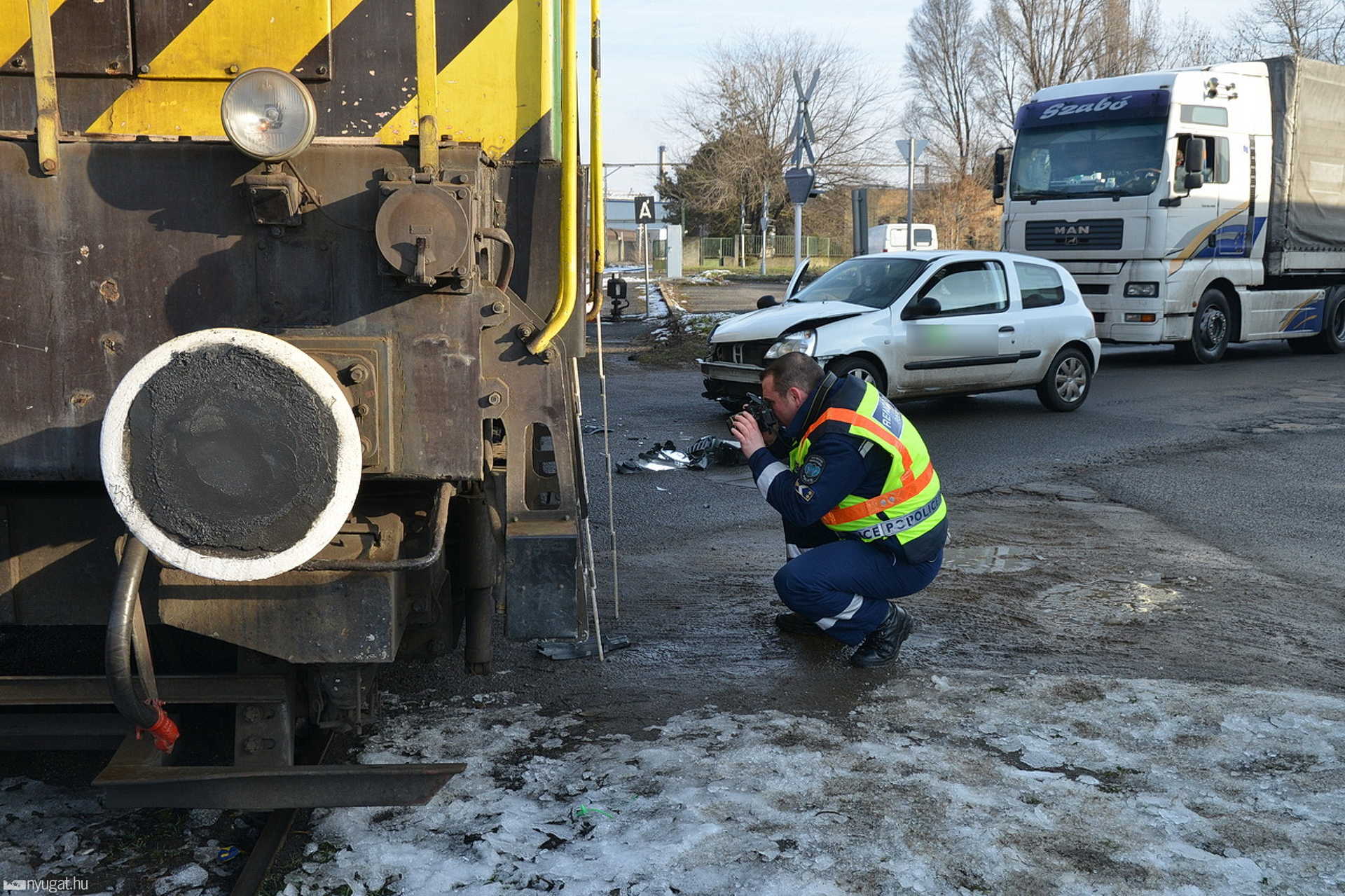 Mozdony oldalába hajtott a kocsisort előző autó Szombathelyen