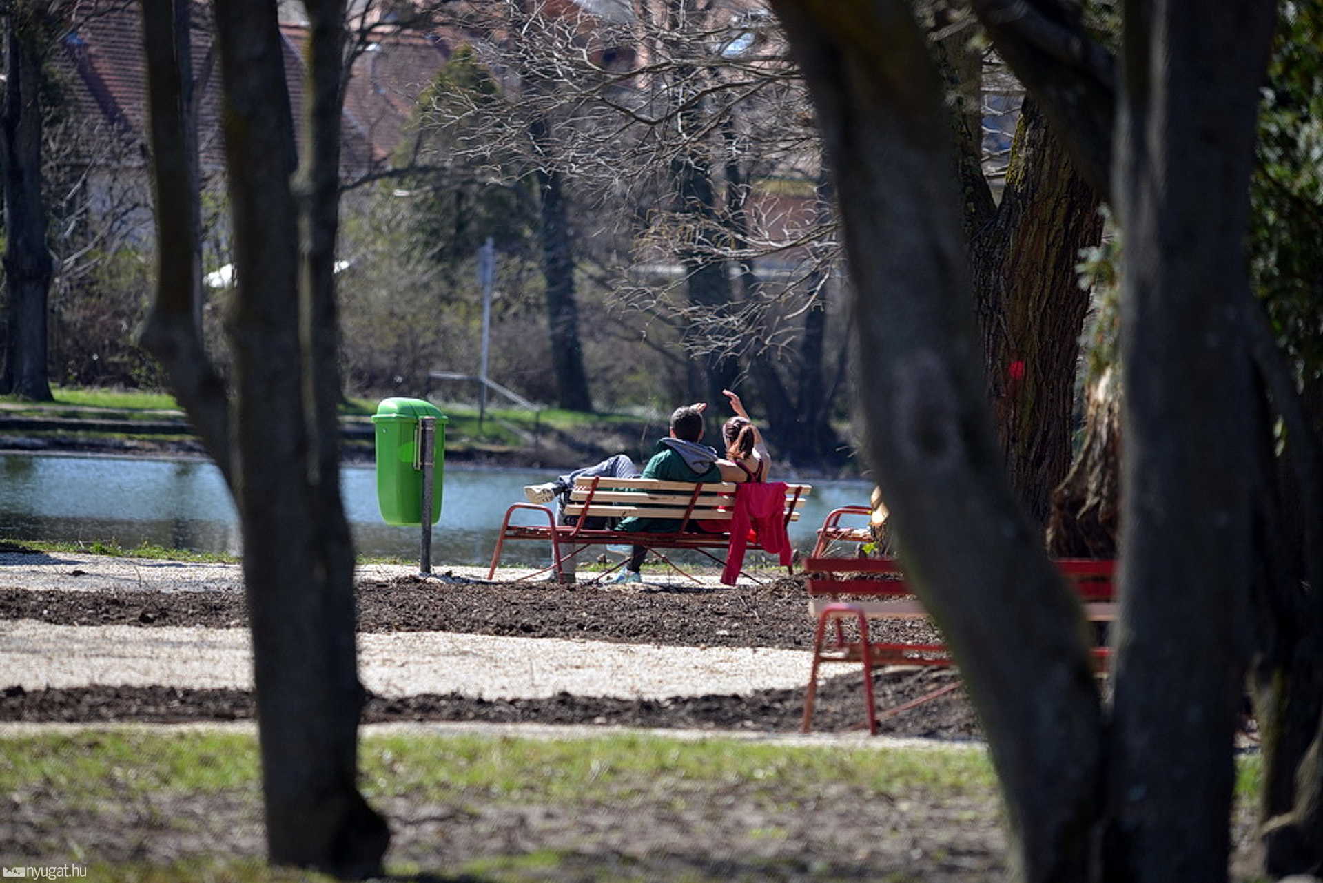 A szombathelyi Csónakázó-tó szigete a nagytakarítás után