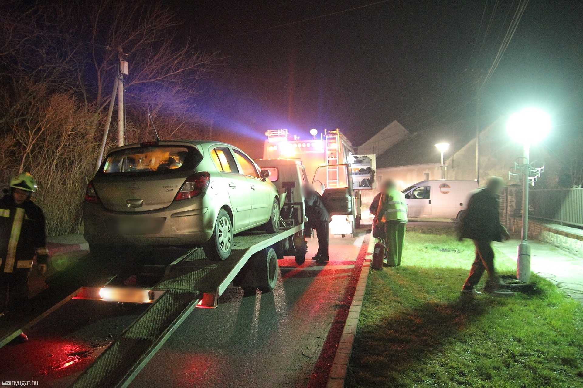Lámpaoszlopot döntött ki egy Opel Jákon