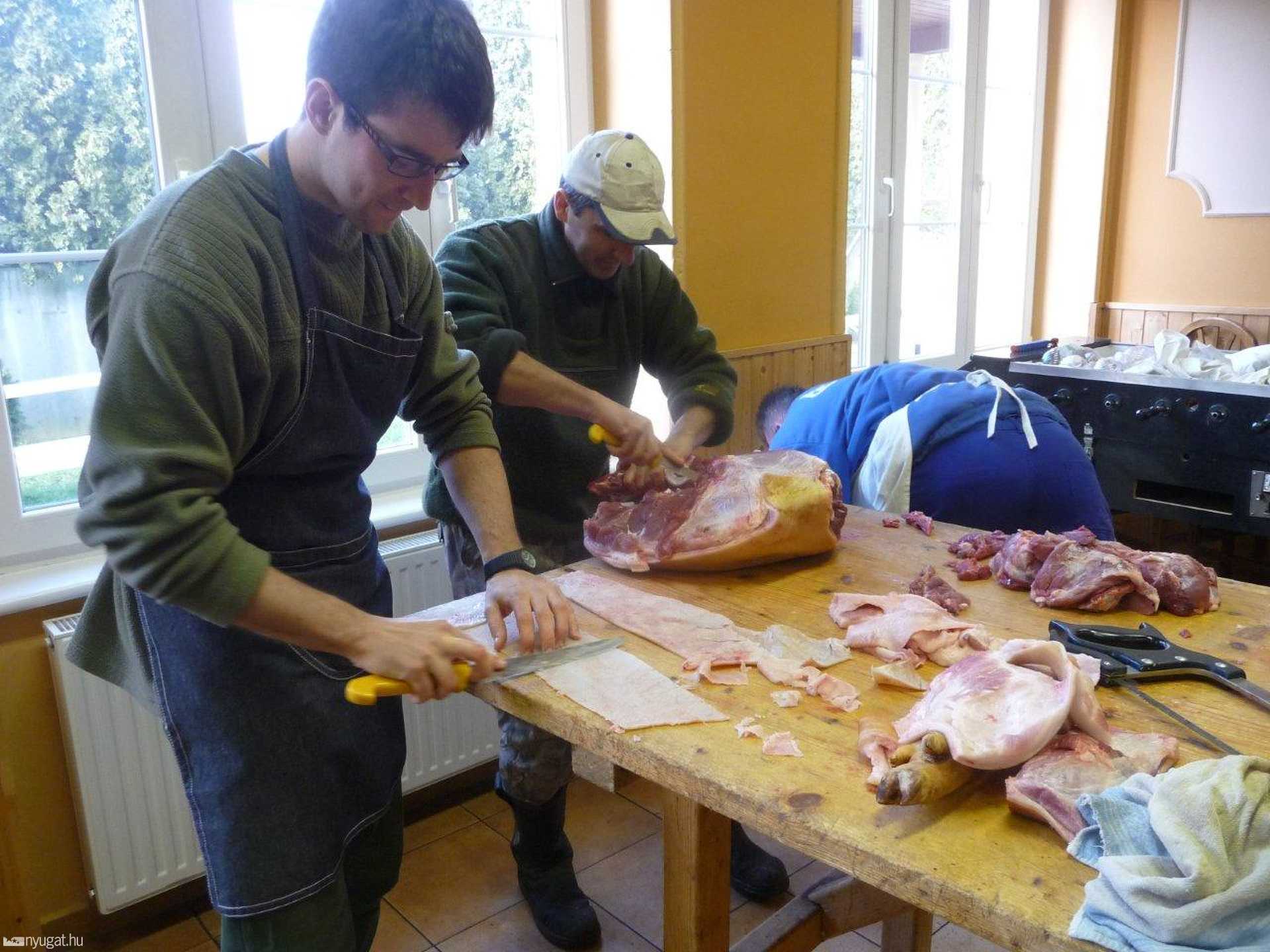Ősze László egyesületi tag és Vámos Károly munka közben