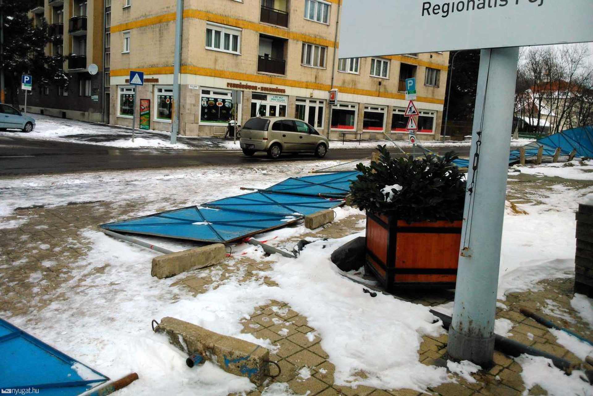Az AGORA Művelődési és Sportház kerítése
