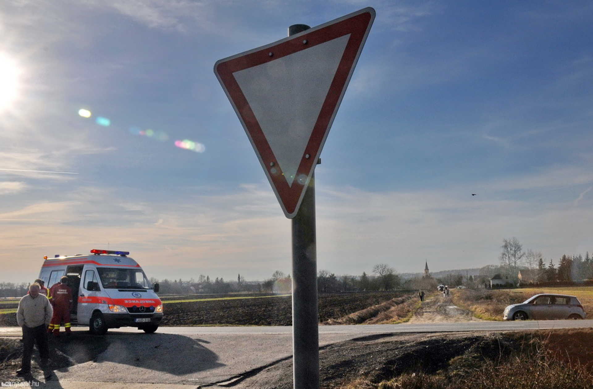 A földút végén tábla jelzi, hogy elsőbbséget kell adni