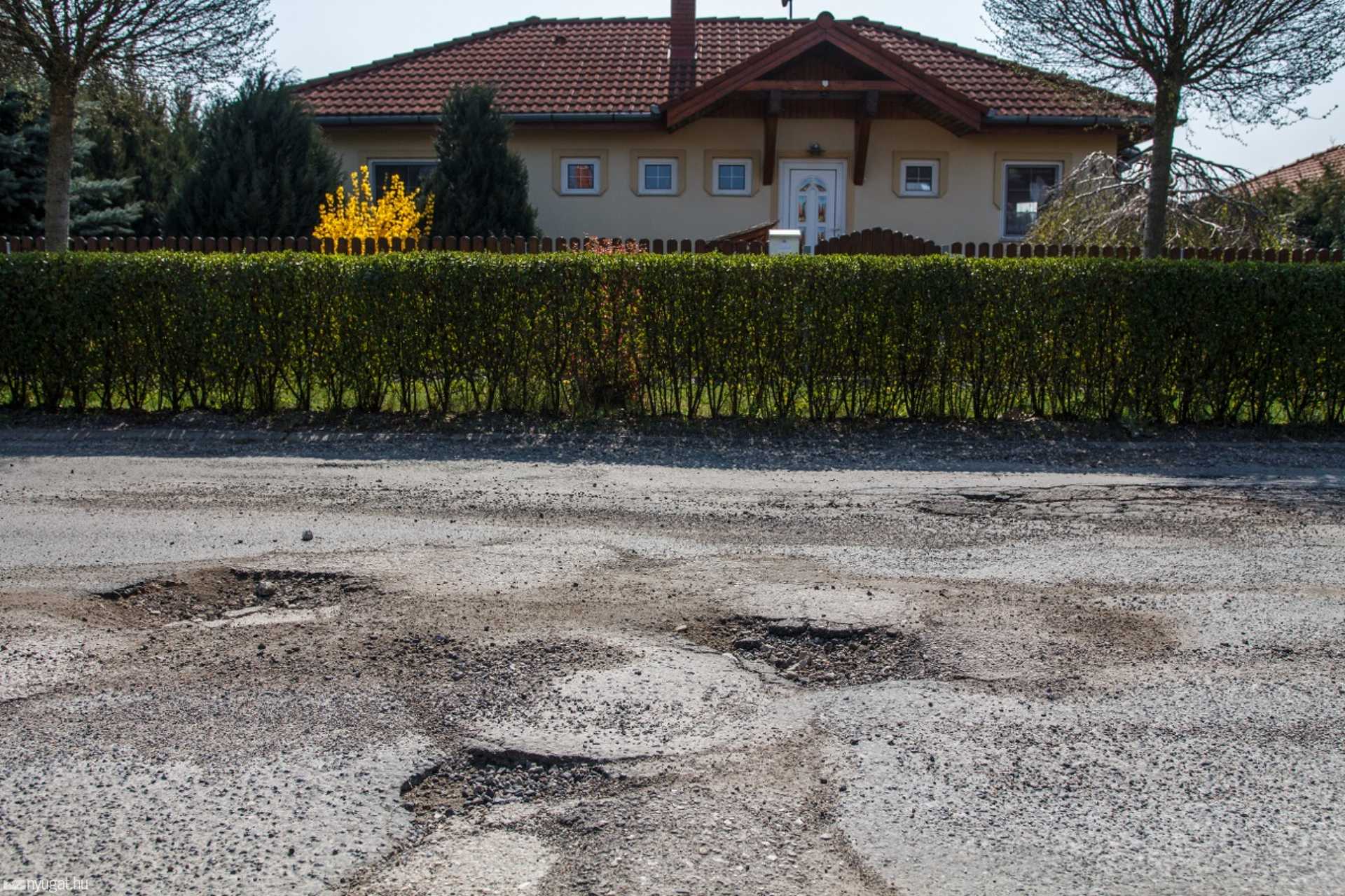 Kátyúk a zanati utcákban