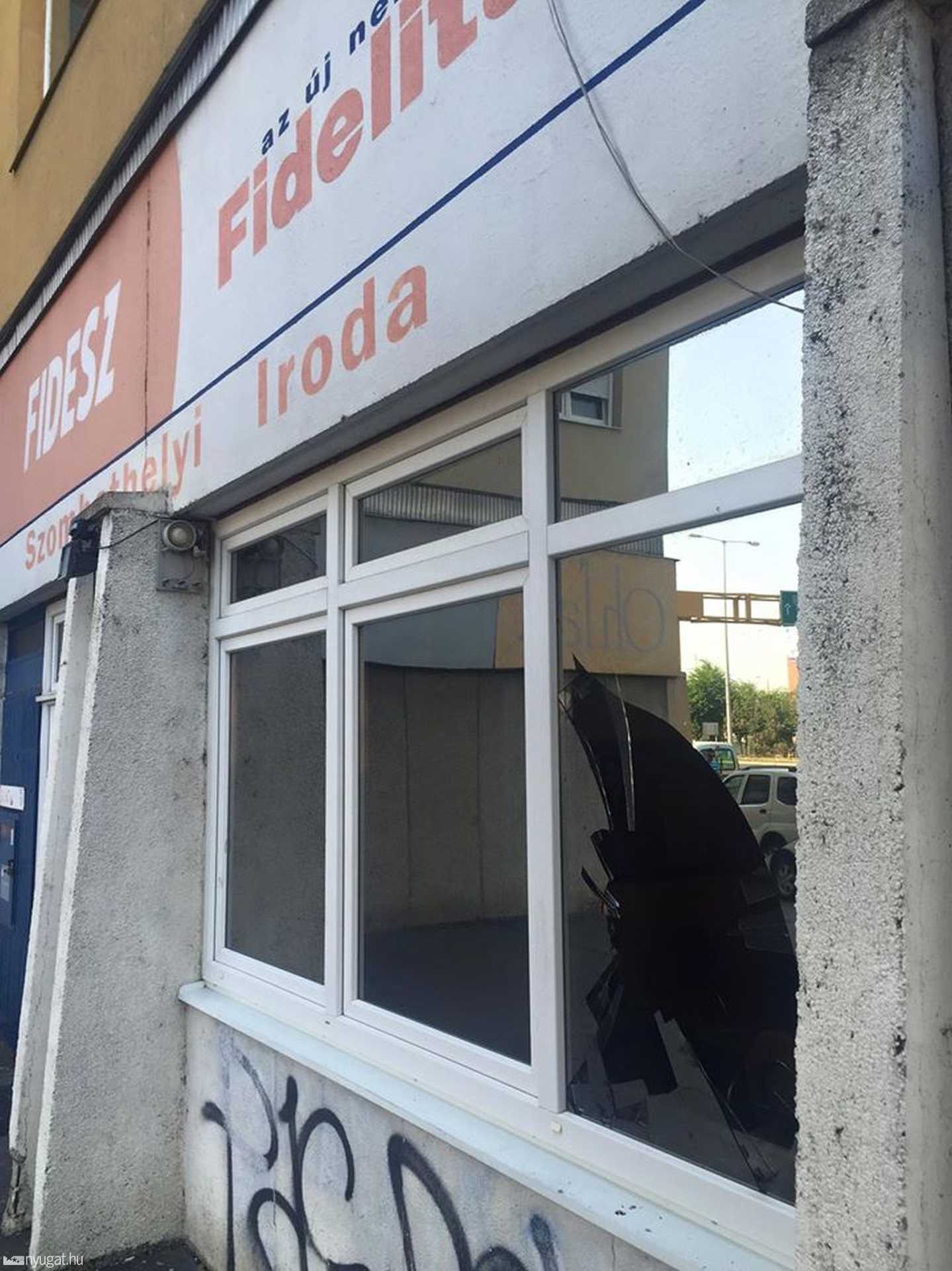 Betörték a szombathelyi Fidesz-iroda ablakát