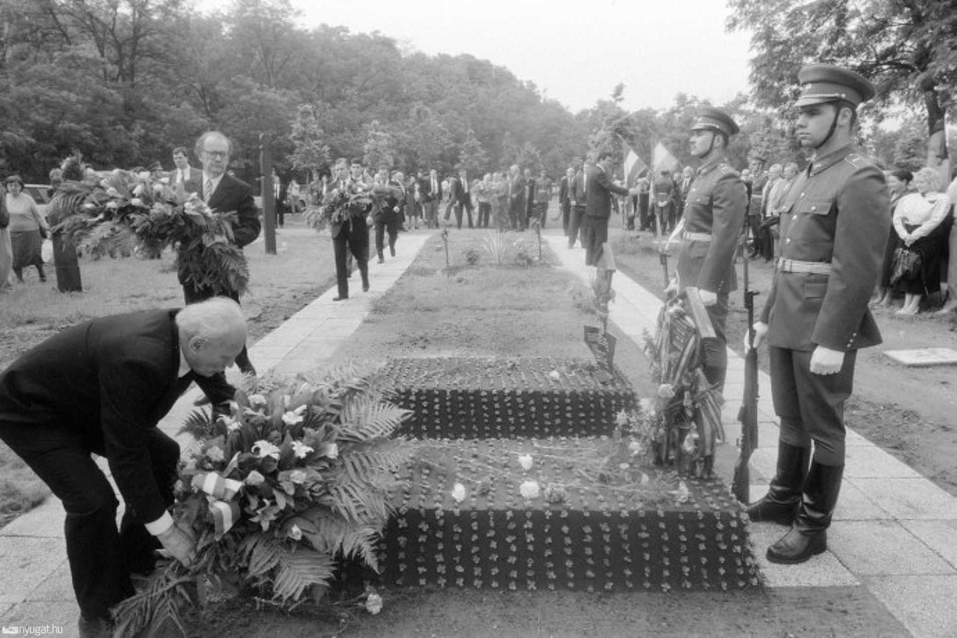 Budapest, 1990. június 16. Göncz Árpád megkoszorúzza Nagy Imre sírját