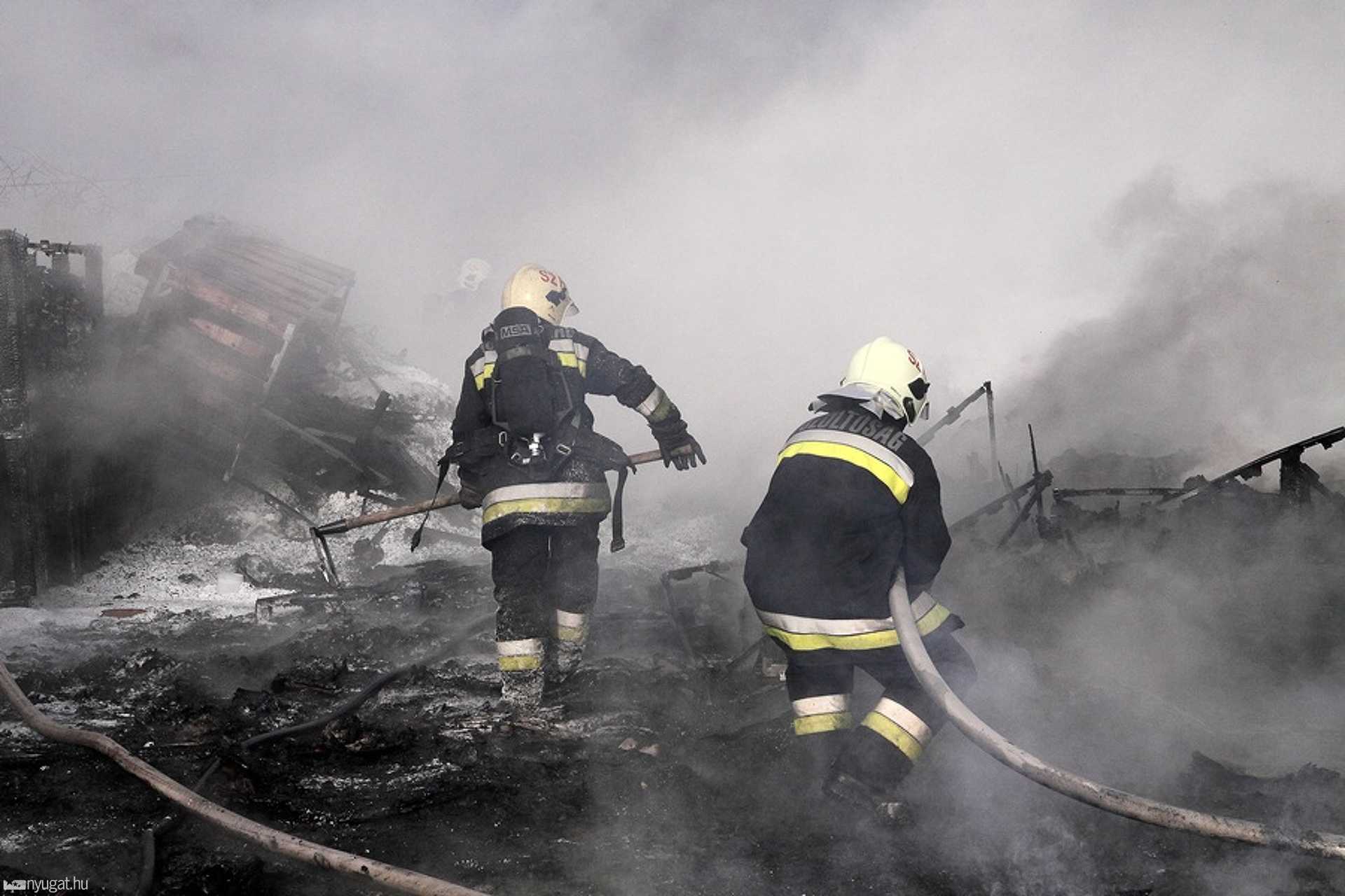Kigyulladt egy műanyag-feldolgozó cég udvara Kisunyomban