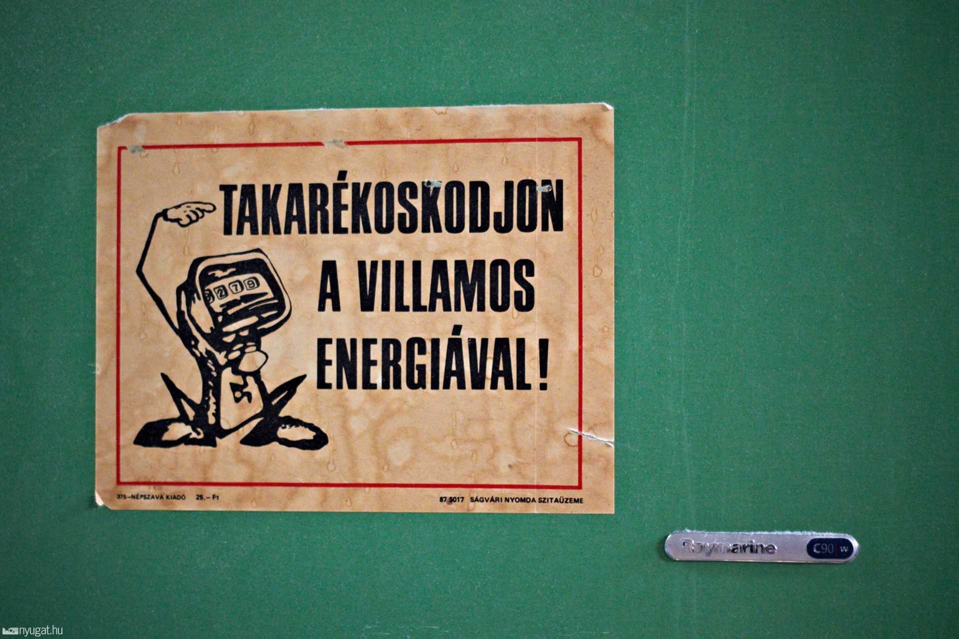 A hatalmas gépek oldalán sokszor látszik ez a matrica
