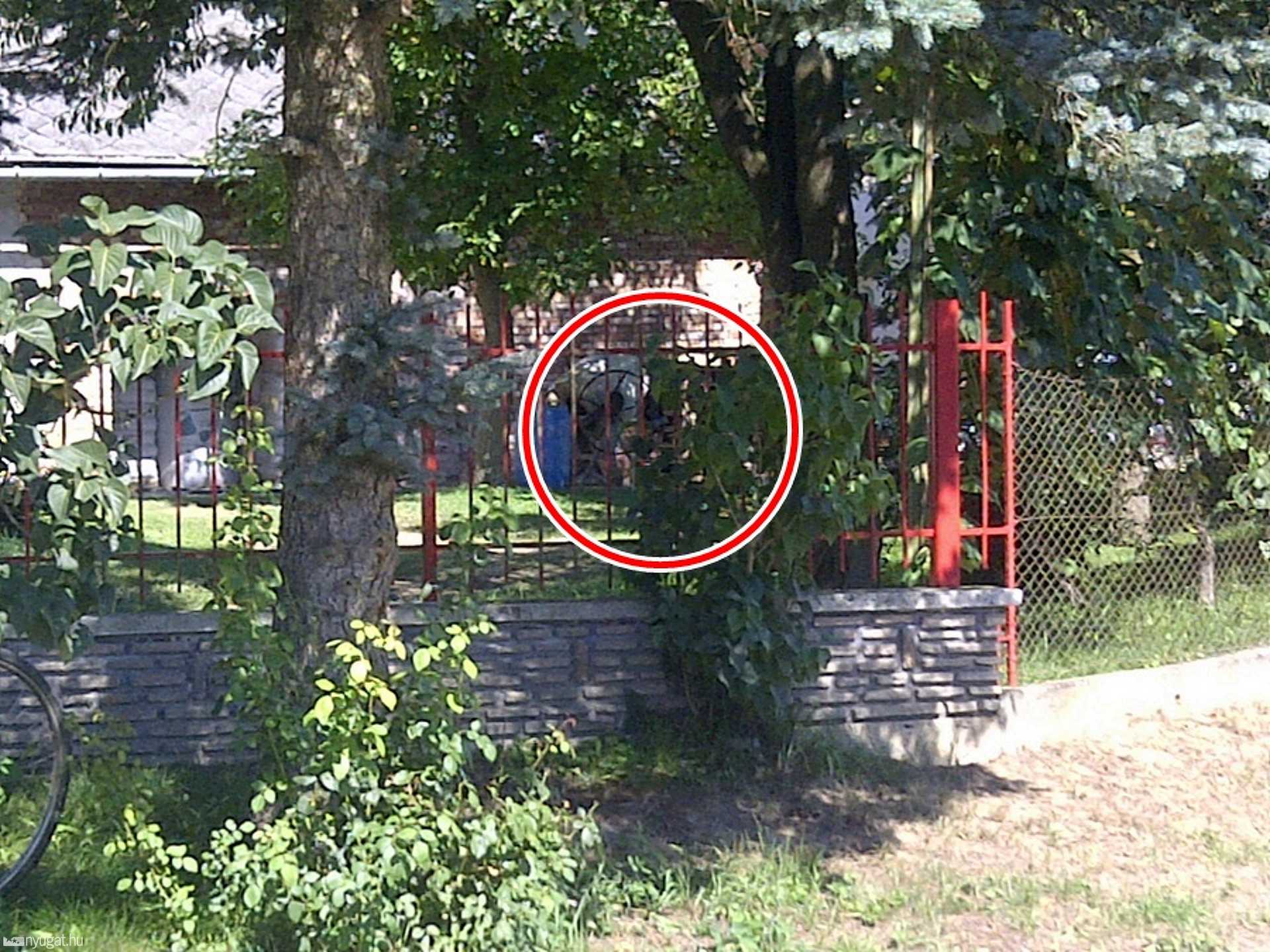 A betonkeverő az udvaron