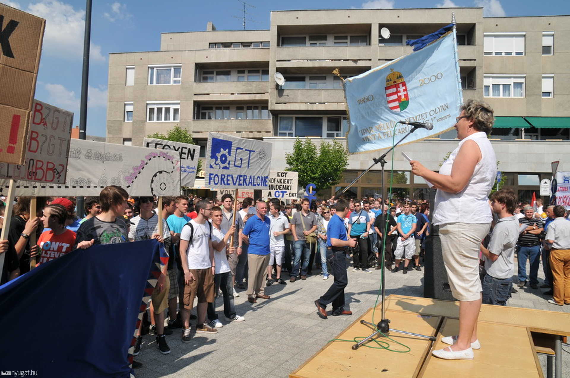 Gépiparis diákok demonstrációja Szombathelyen az iskola-összevonások ellen 