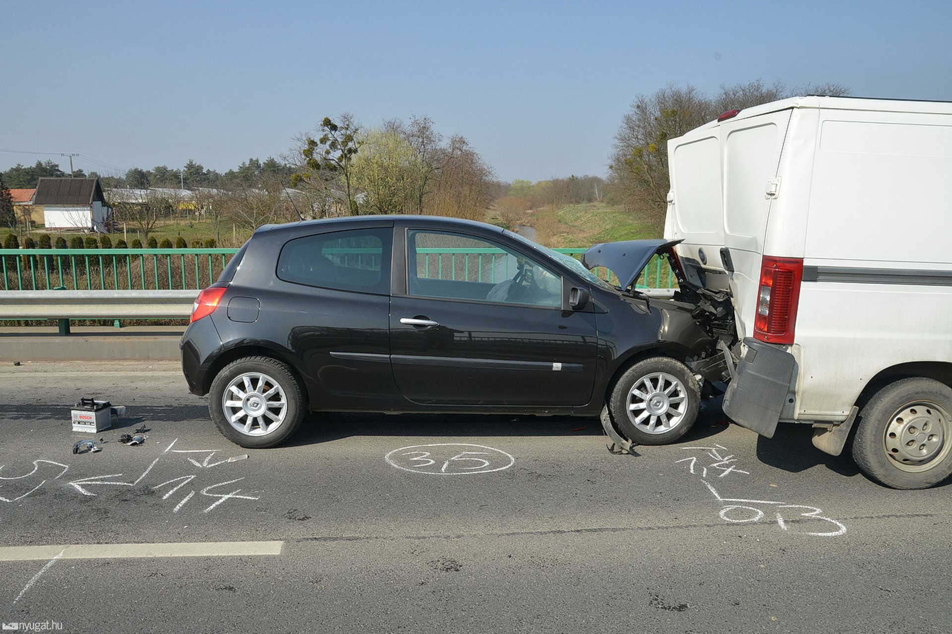 Kanyarodó autónak ütközött a Renault Szombathely határában