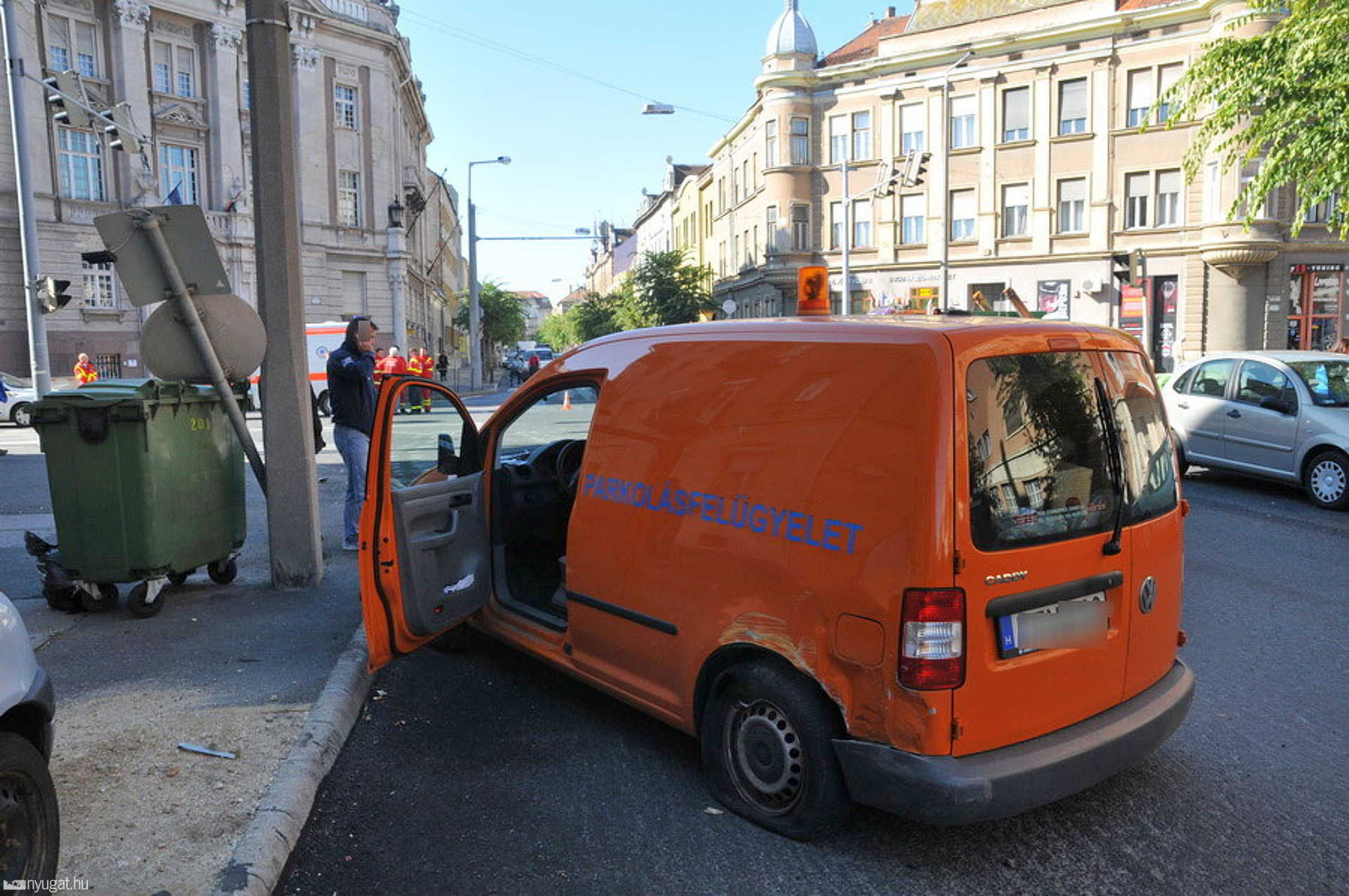 Szirénázó mentő elé hajtott a Parkolásfelügyelet autója