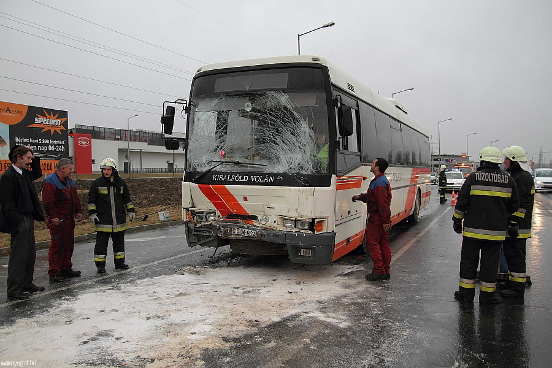 Negyvenöten sérültek két busz karamboljában Sopronban