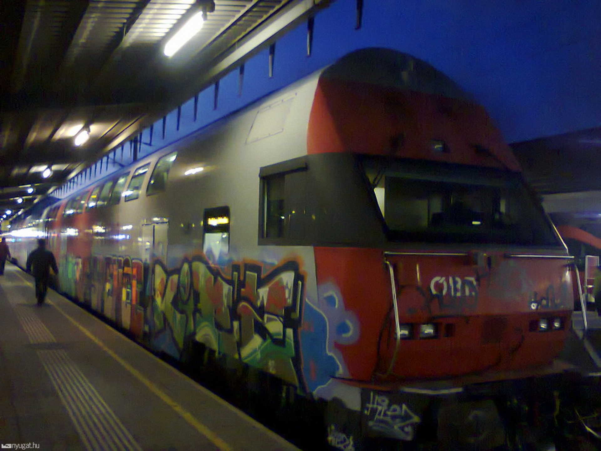 Tízmilliós kárt okoztak a vonatfirkáló graffitisek