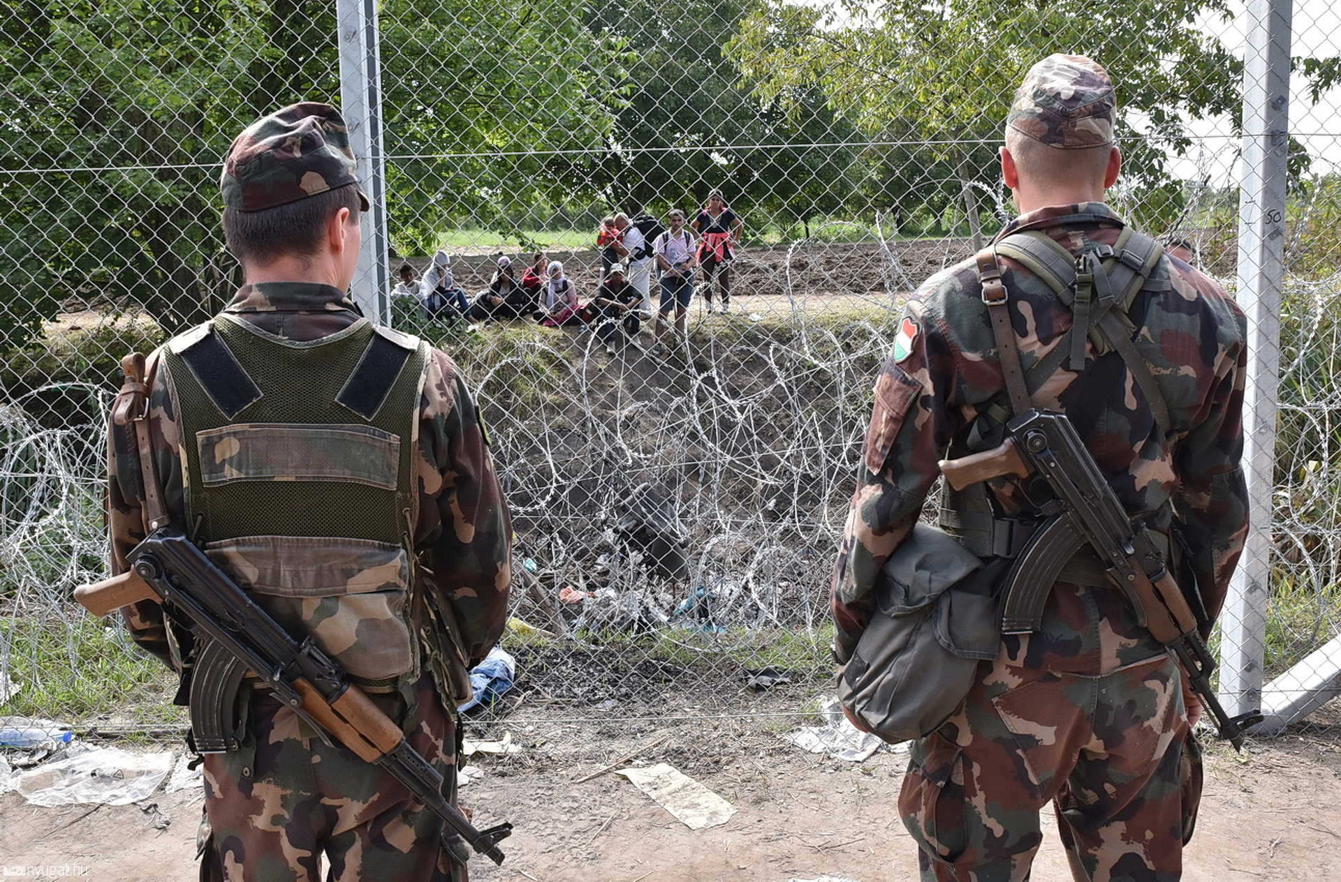 A válsághelyzet kihirdetésekor, a határ magyar oldalán, Röszkénél - 2015.09.15.