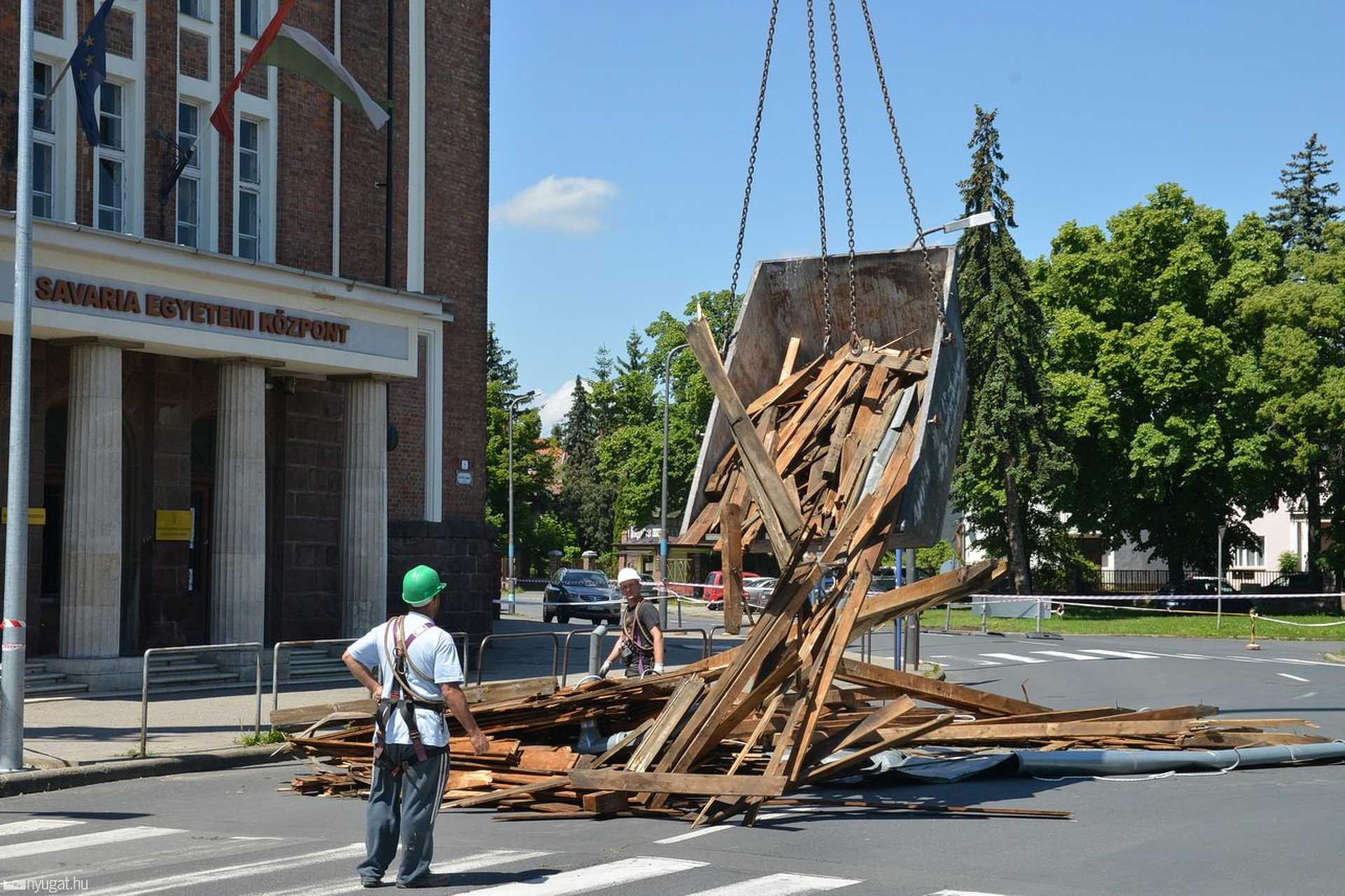 Leemelték a SEK sérült tetejét
