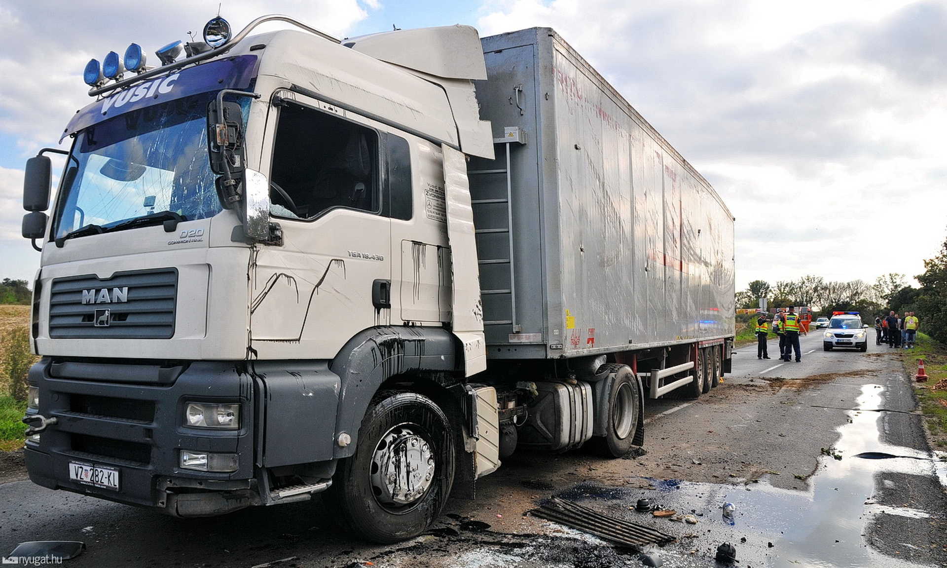 Felborult kamion műszaki mentése Egyházasrádóc közelében, a 86-os főúton