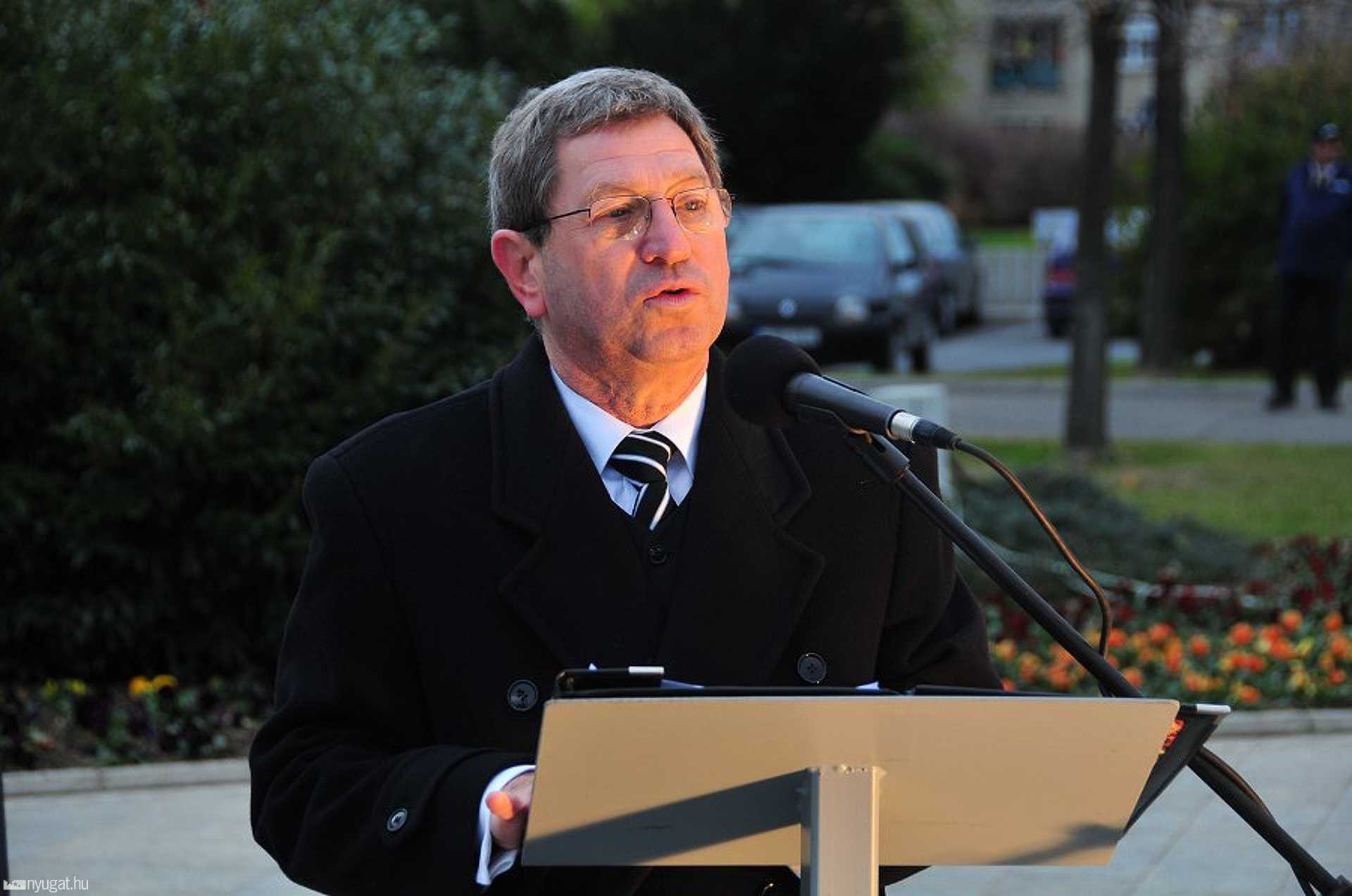 Dr. Puskás Tivadar beszédet mond