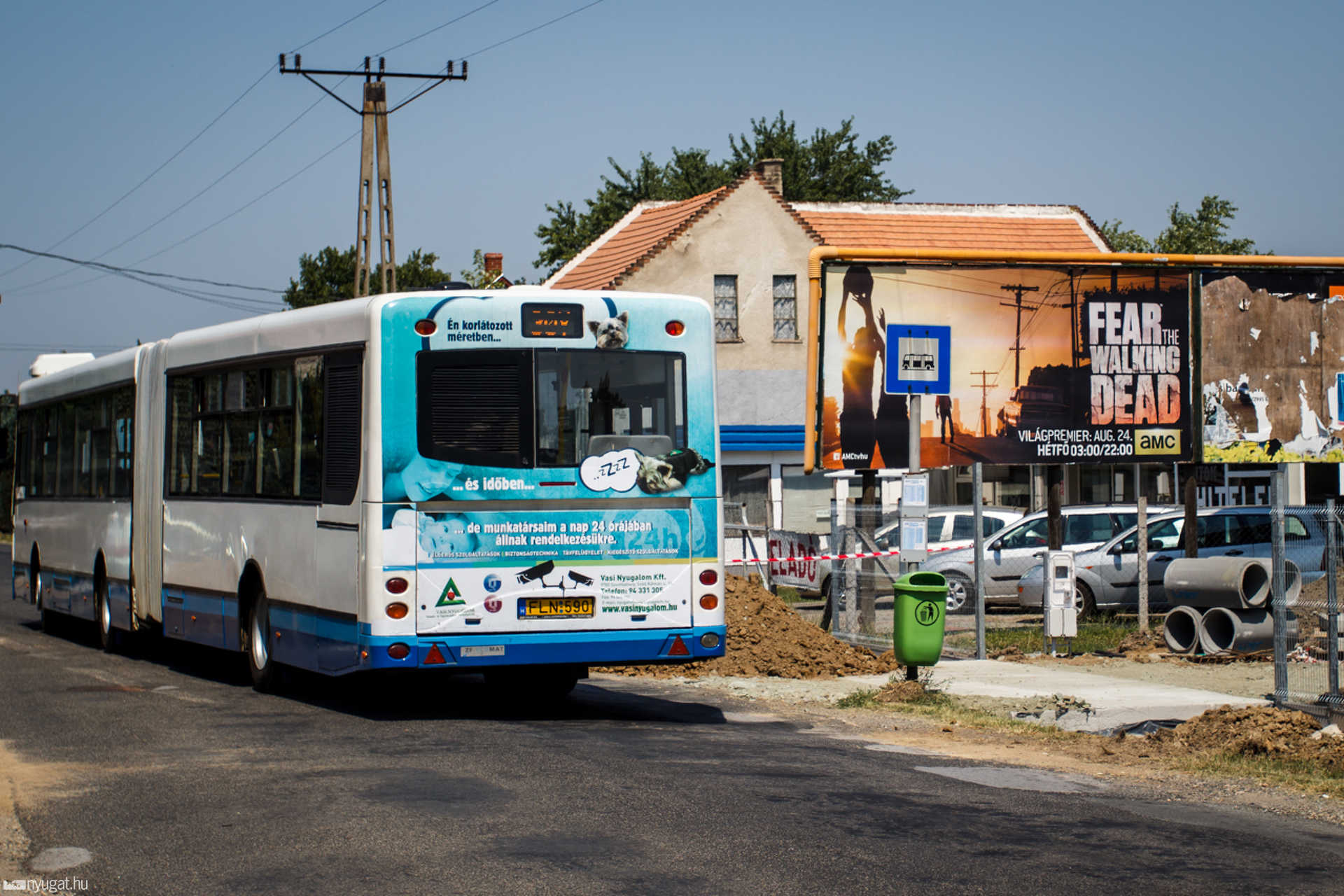 Buszmegálló a kapuban