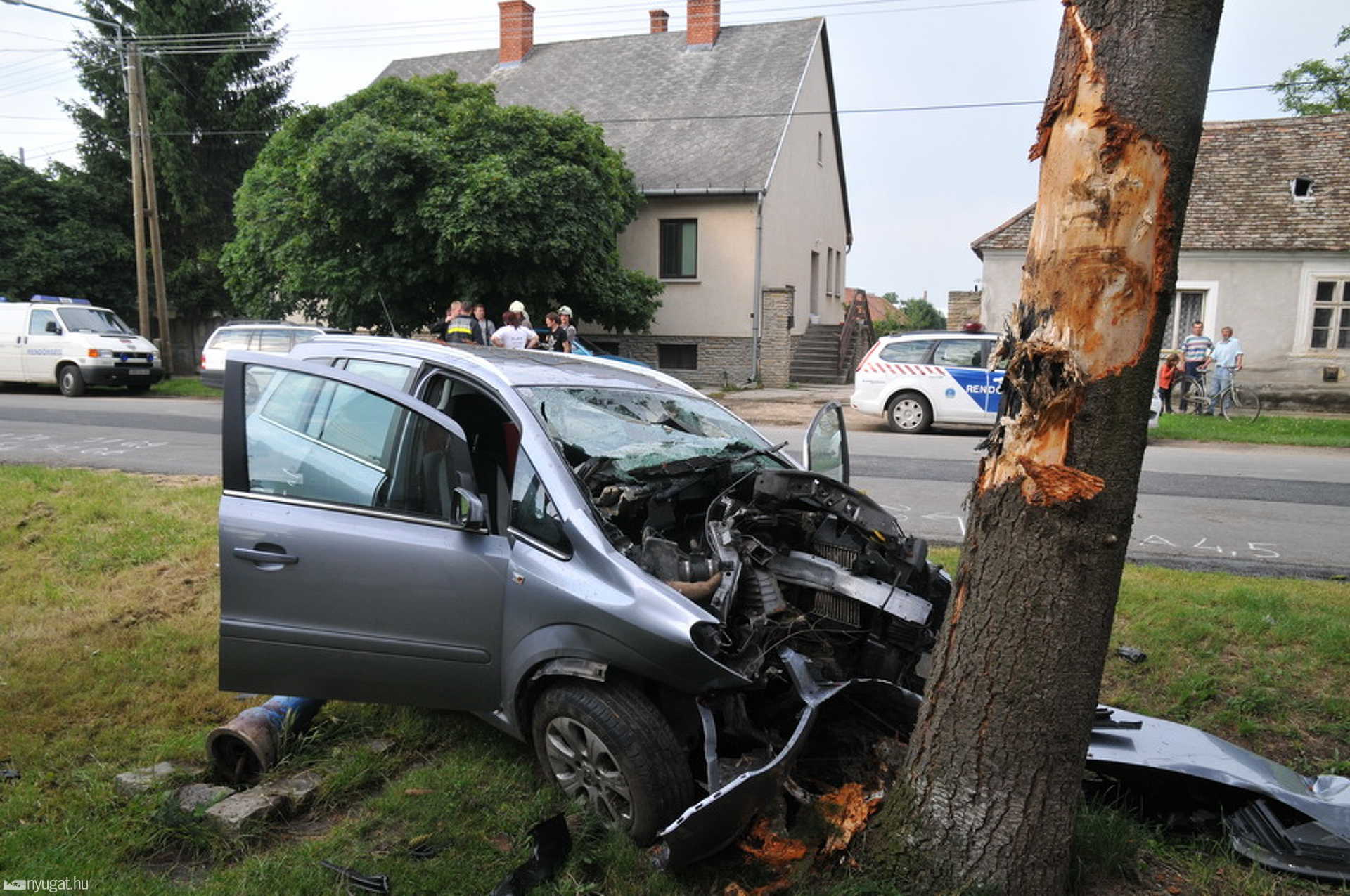 Fejmagasságban ütközött fának egy Opel Csepregen - meghalt a sofőr