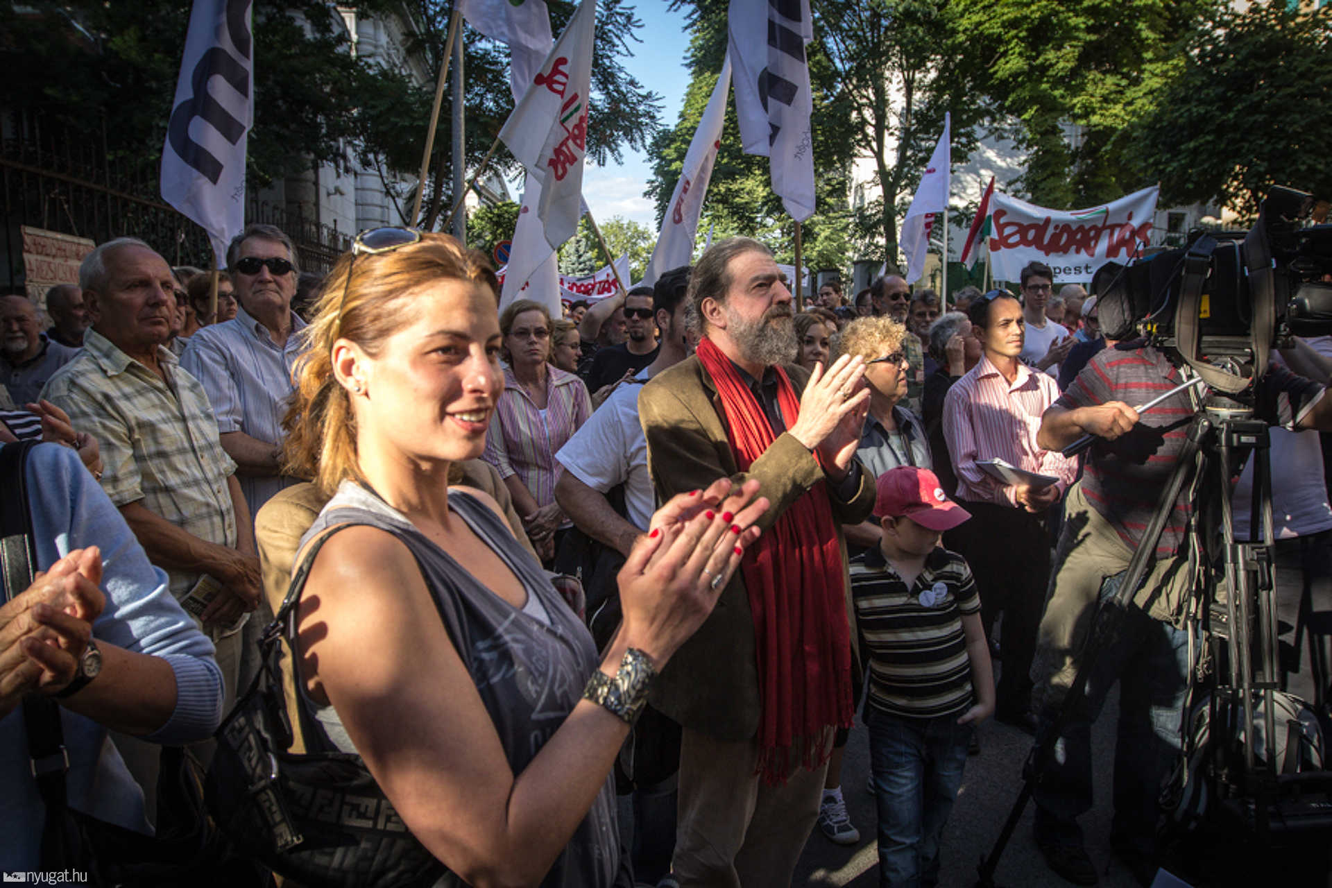 Elég a Fidesz-maffiából: tüntetés a pártszékháznál