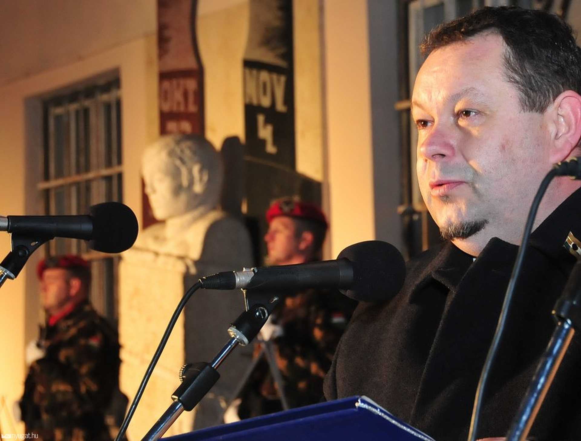 Majthényi László, a megyei közgyűlés alelnöke ünnepi beszédet mond az 56-osok terén