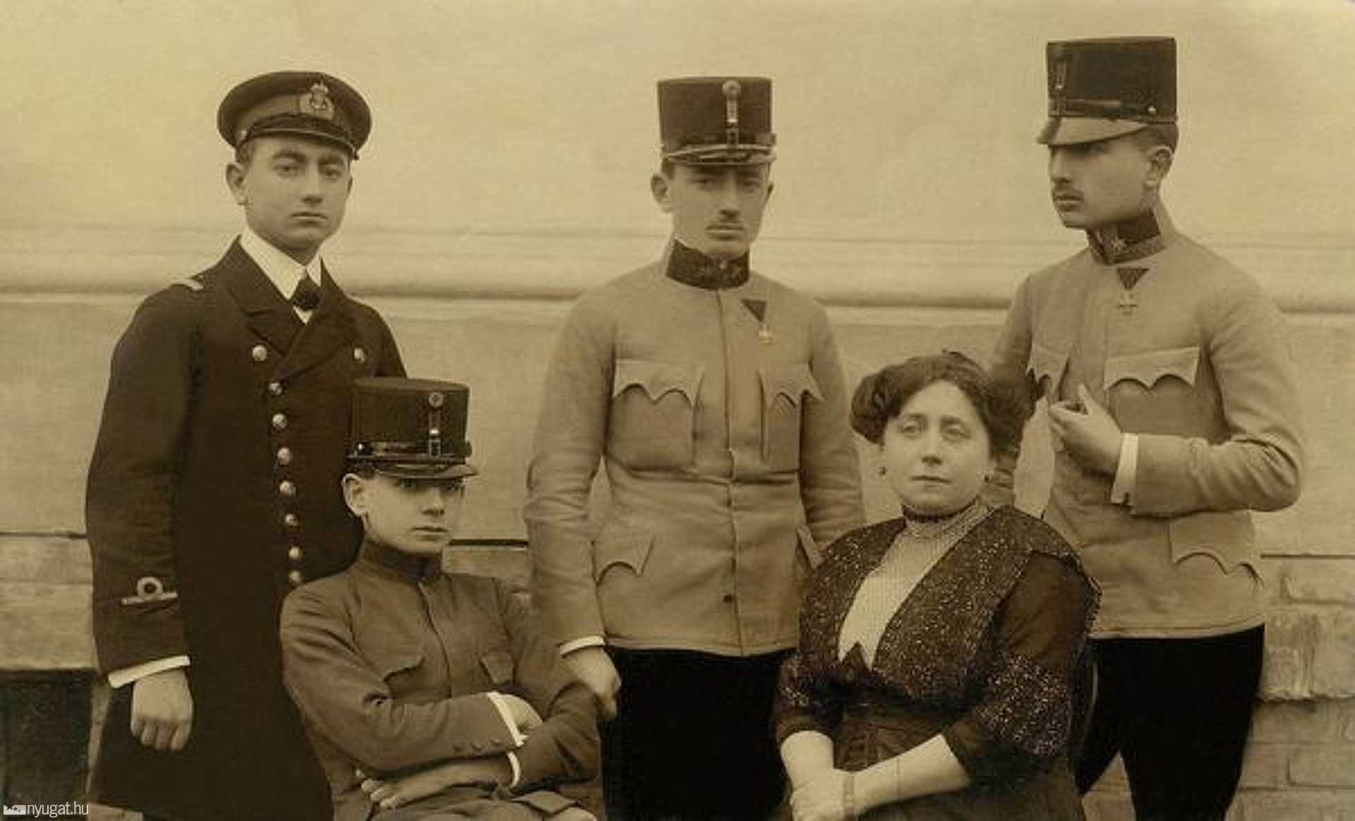 Egy korábbi családi kép. A Bakay fiúk édesanyjukkal 1913-ban. Bakay Gyula haditengerészeti egyenruhában, Bakay Szilárd, Bakay Zs