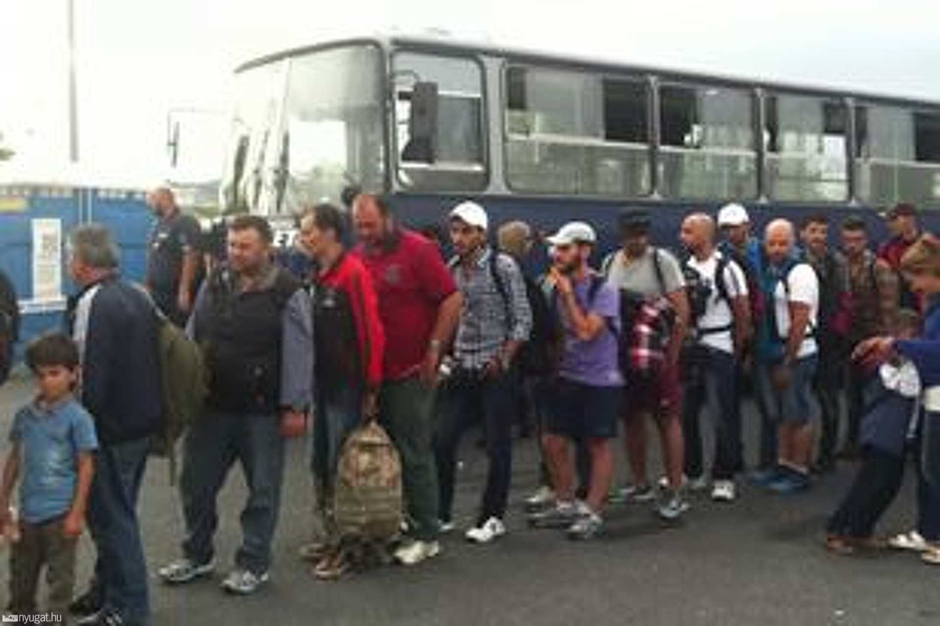 Busz érkezik a szentgotthárdi táborba
