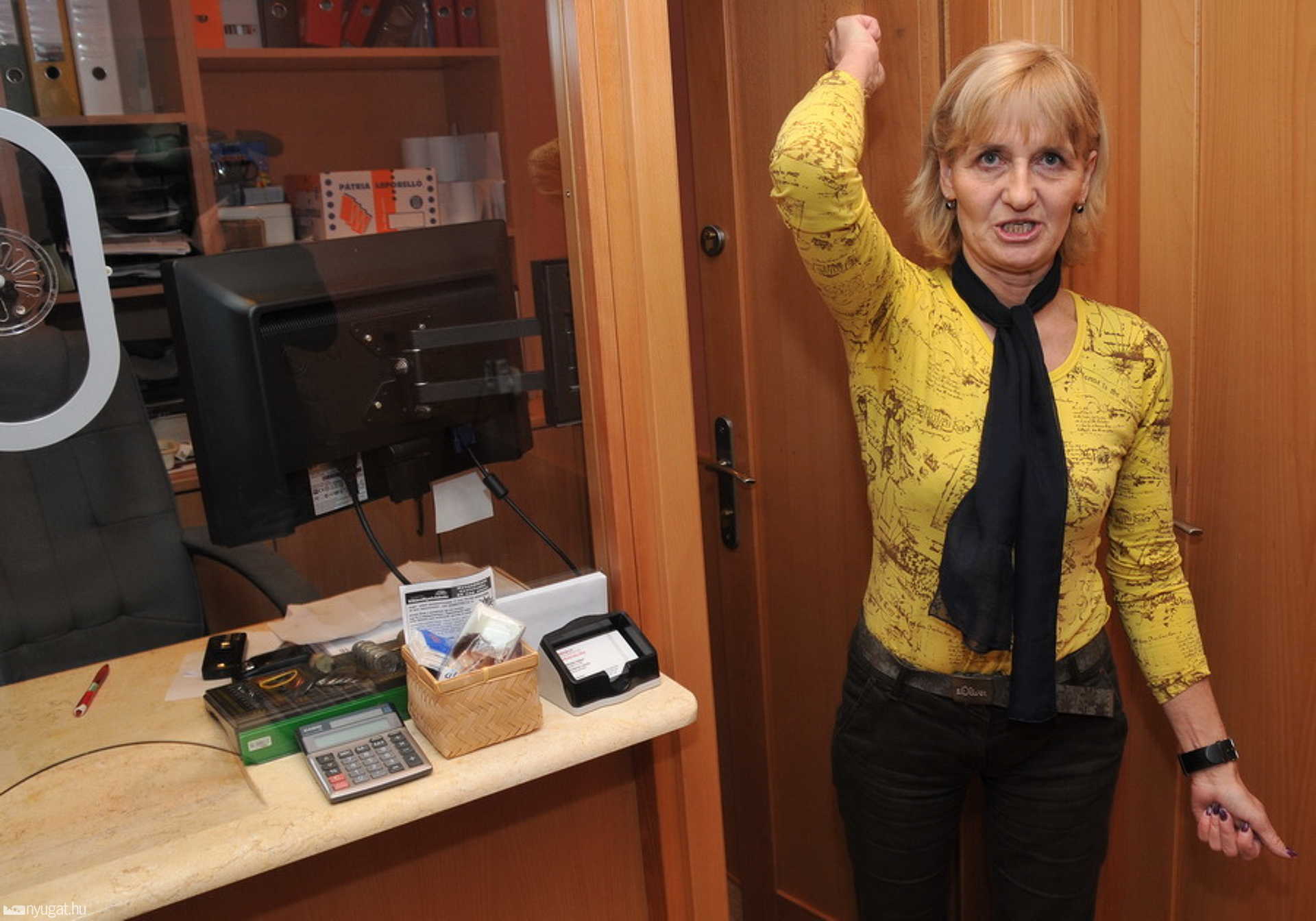 Az elvett fegyver tusával csapott le az alkalmazott