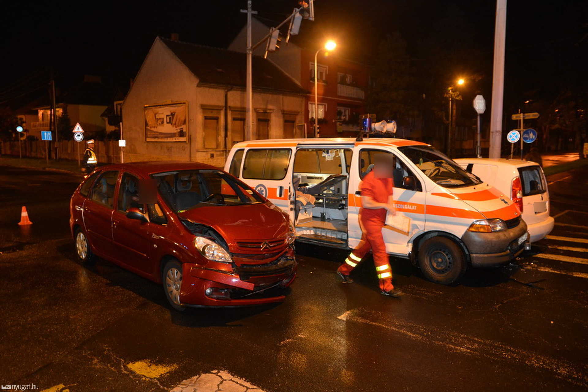 Szirénázó mentőautóval ütközött Citroen Szombathelyen