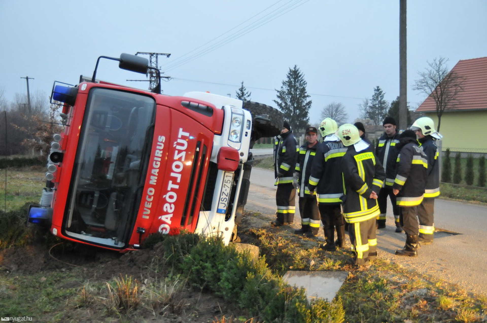 A Skoda balesetéhez robogó műszaki mentő megcsúszott a síkos úton
