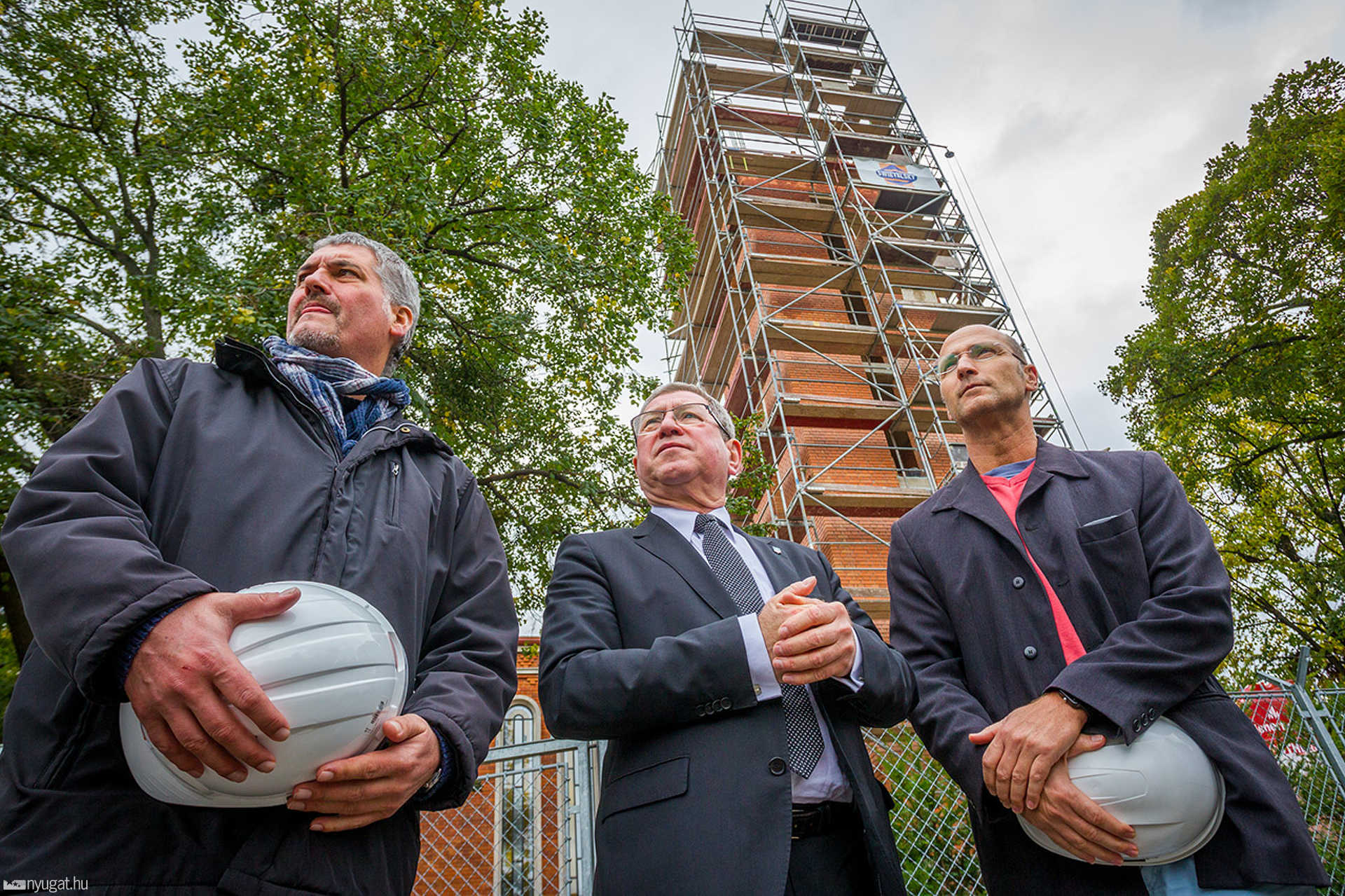 Épül a református templom tornya