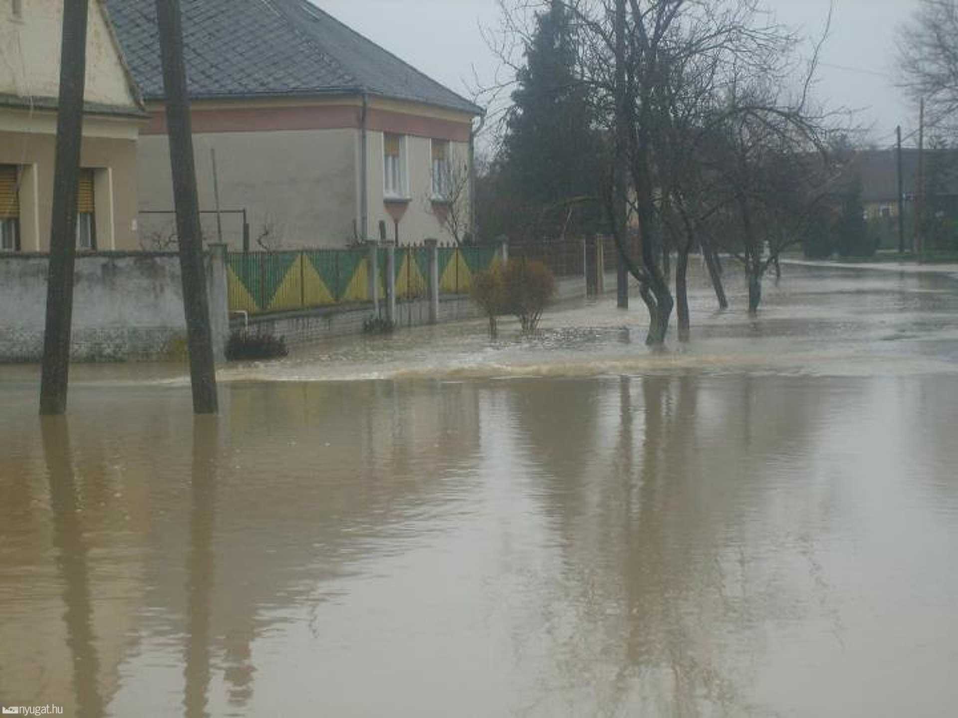 Belvíz Magyarszecsődön 