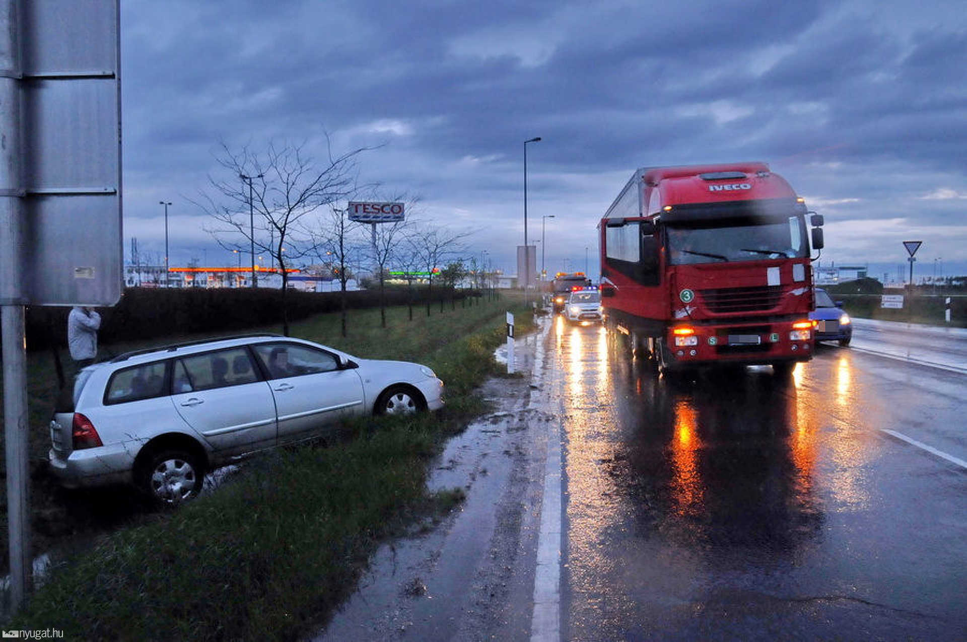 A Zanati útról becsatlakozó sávval bővül kétsávosra a 86-os a körforgalom után